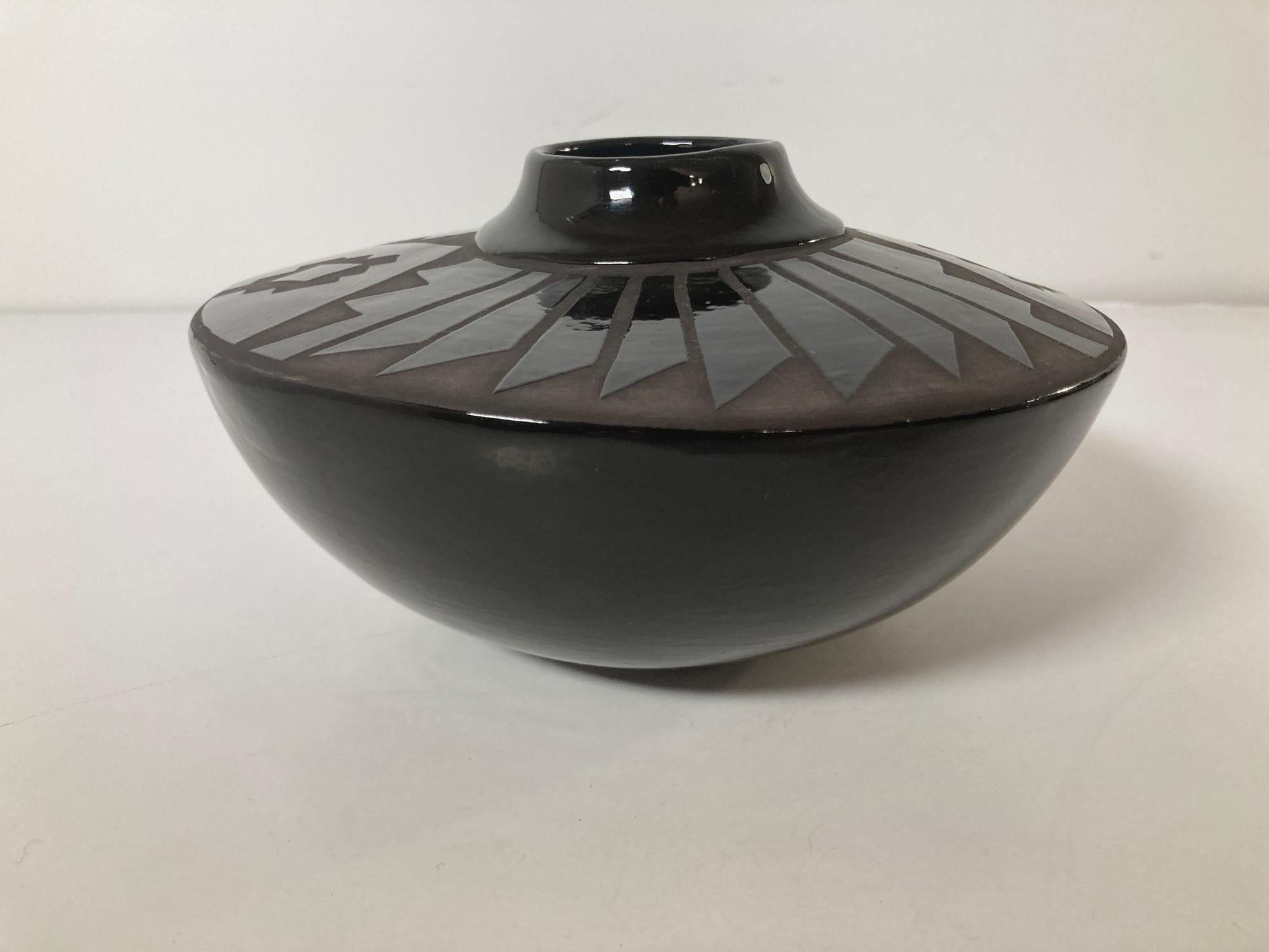 American Blackware Pottery Jar Vase Mata Ortiz Style In Good Condition For Sale In North Hollywood, CA
