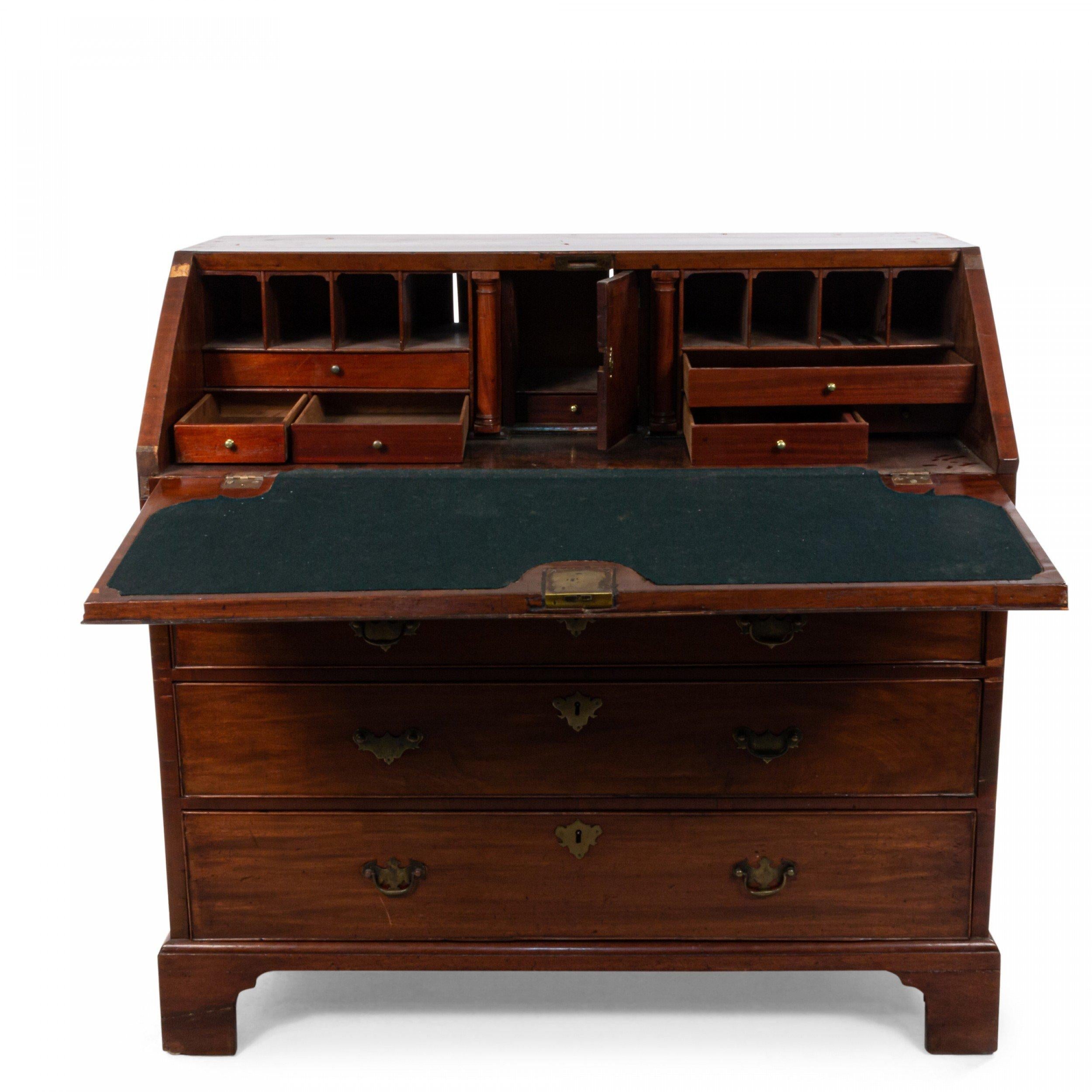 Amerikanischer amerikanischer Blockfront-Schreibtisch aus Mahagoni (19. Jahrhundert) im Angebot