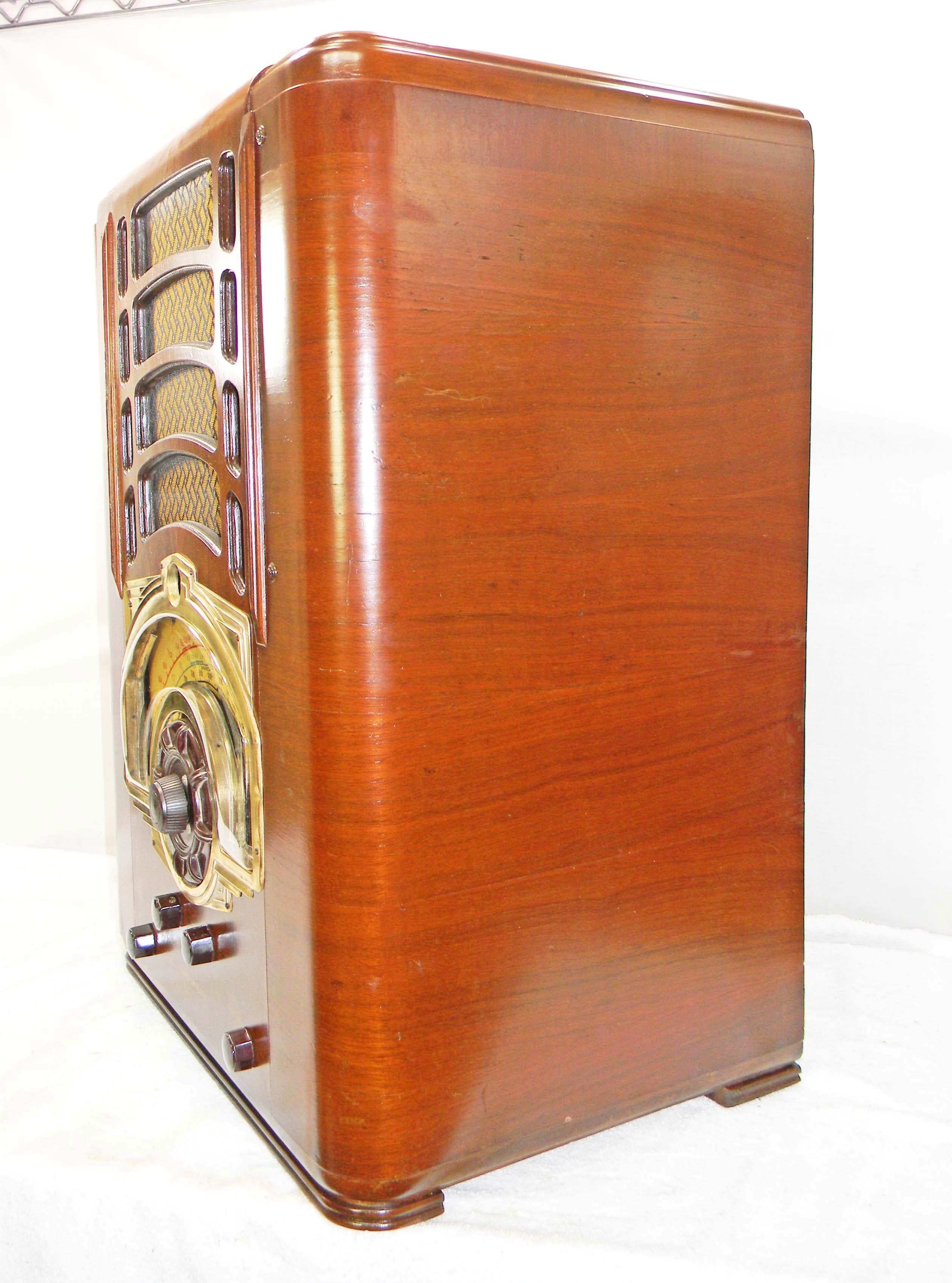 American Bosch modèle 854T (1939) am/shortwave avec mini-jack installé. La plus grande radio de table fabriquée est aussi fine qu'elle est grande. Il s'agit d'un modèle à dix tubes offrant les ondes moyennes et courtes avec un châssis
