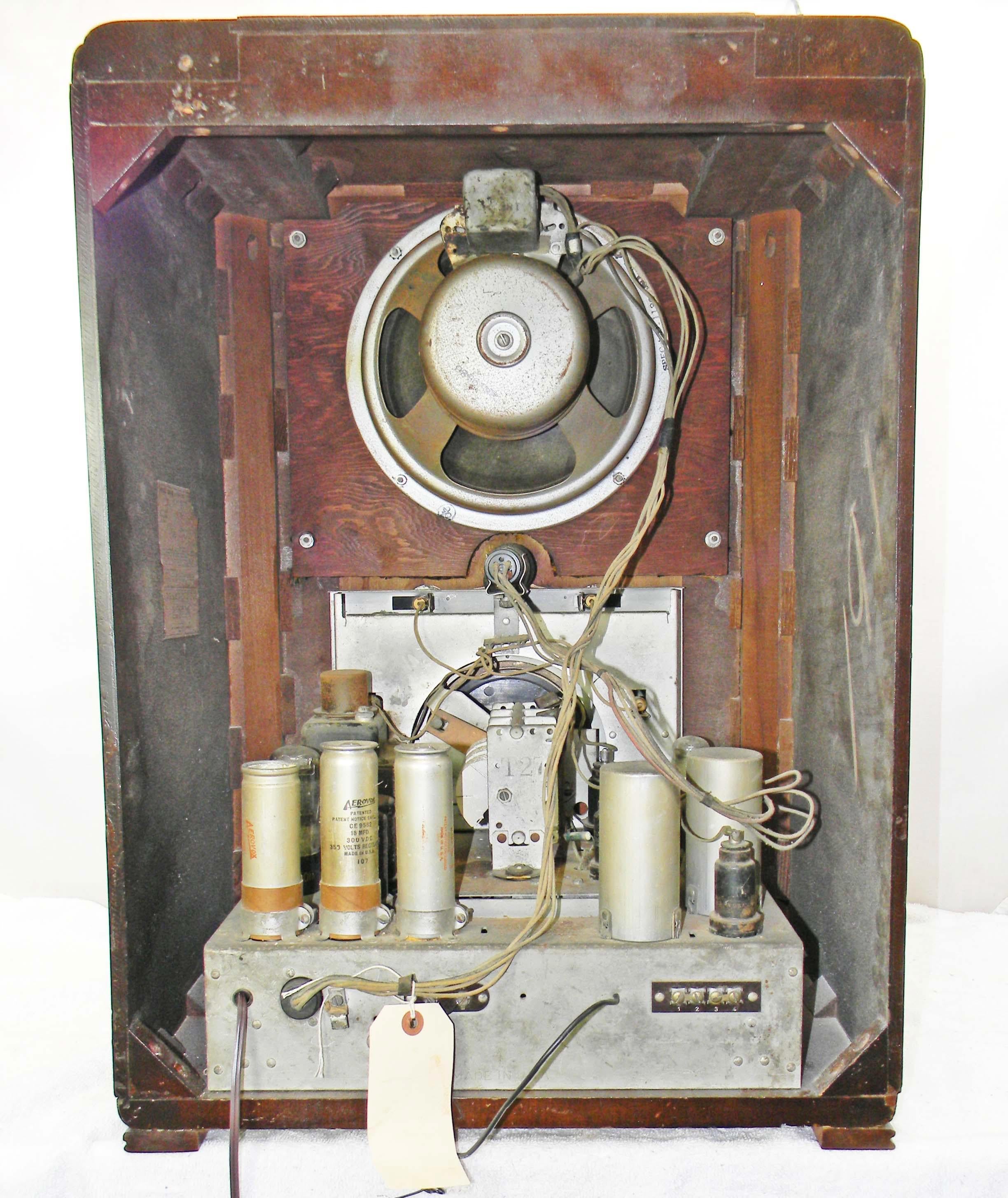 American Bosch Model 854T '1939' The Largest Tombstone Radio In Good Condition For Sale In Oakland, CA