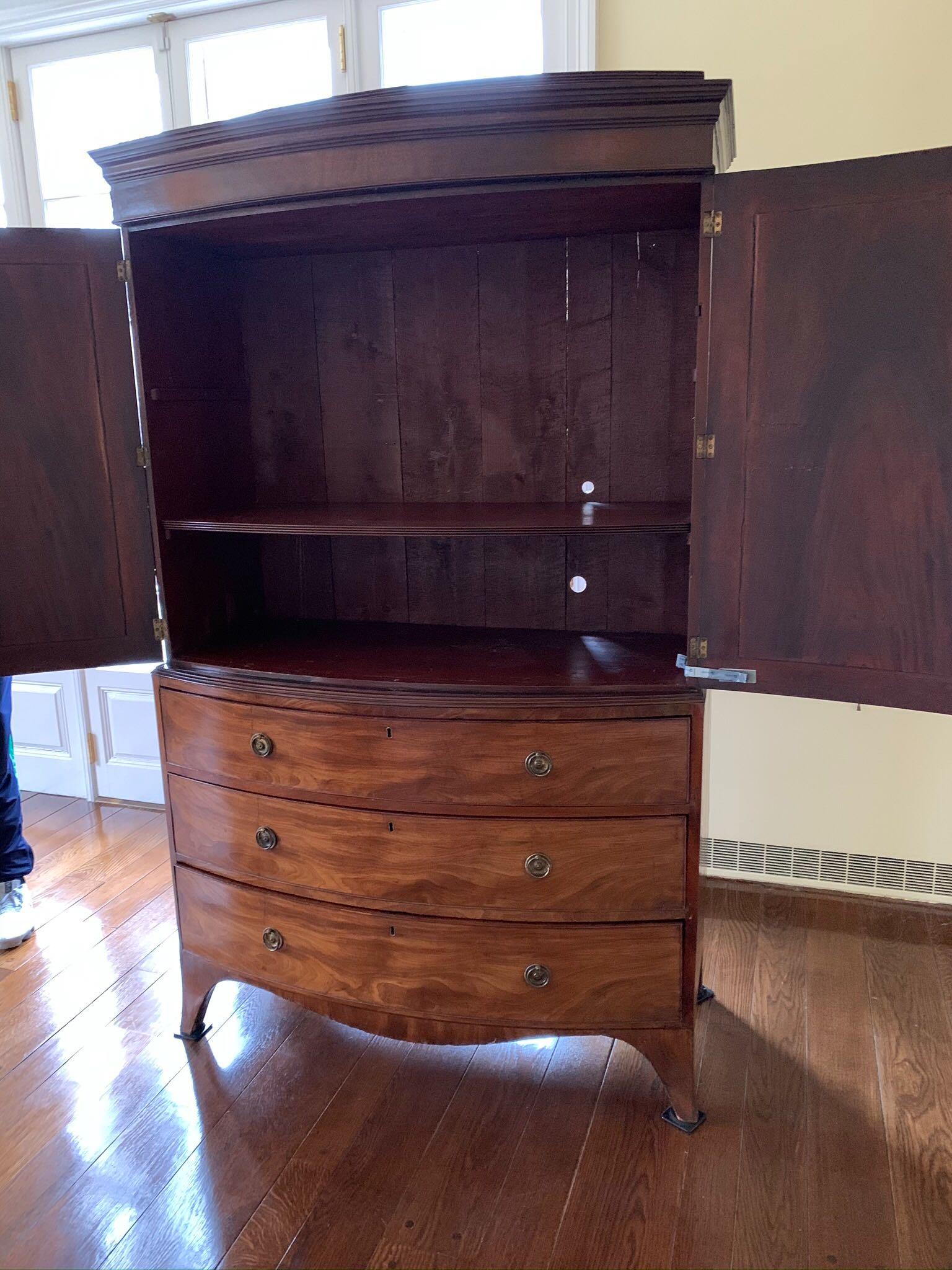 American Bow Front Linen Press In Good Condition In New York, NY