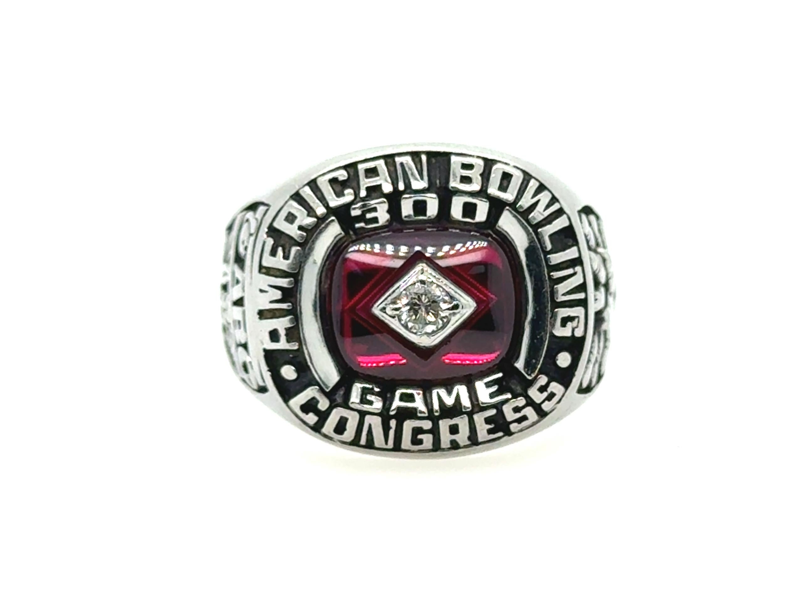 Taglio rotondo Congresso Americano di Bowling Perfect Game 300 Anello Diamante Rubino Uomo in vendita