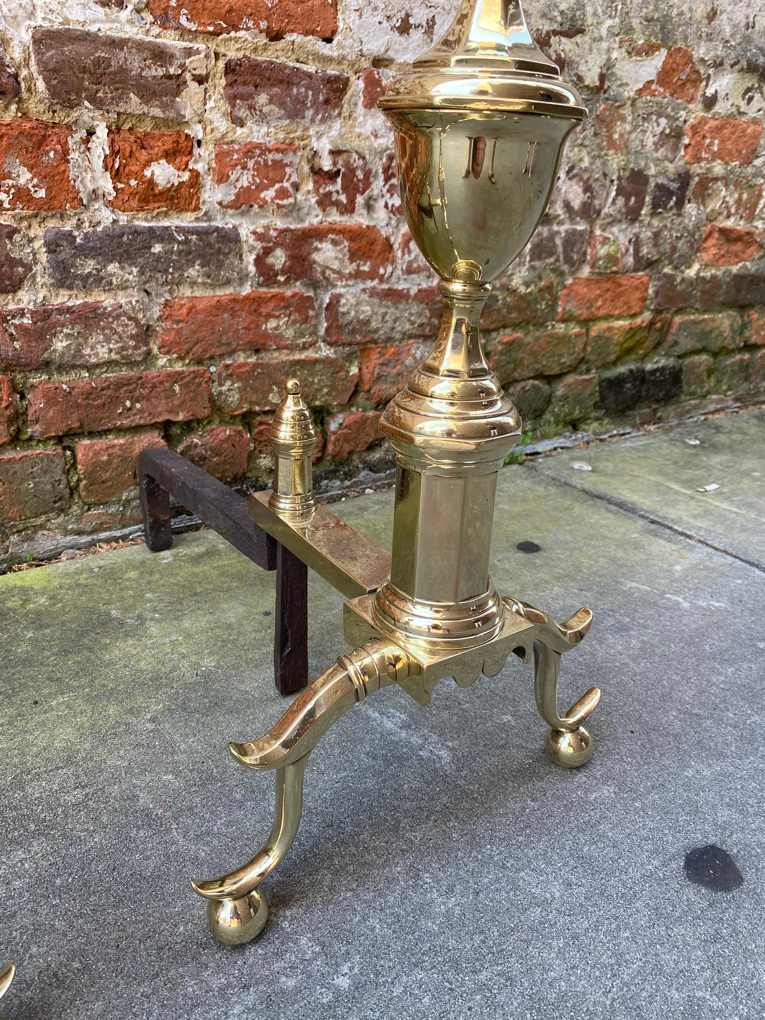 American Brass Andirons 'New York/ Philadelphia', circa 1790 In Good Condition For Sale In Charleston, SC