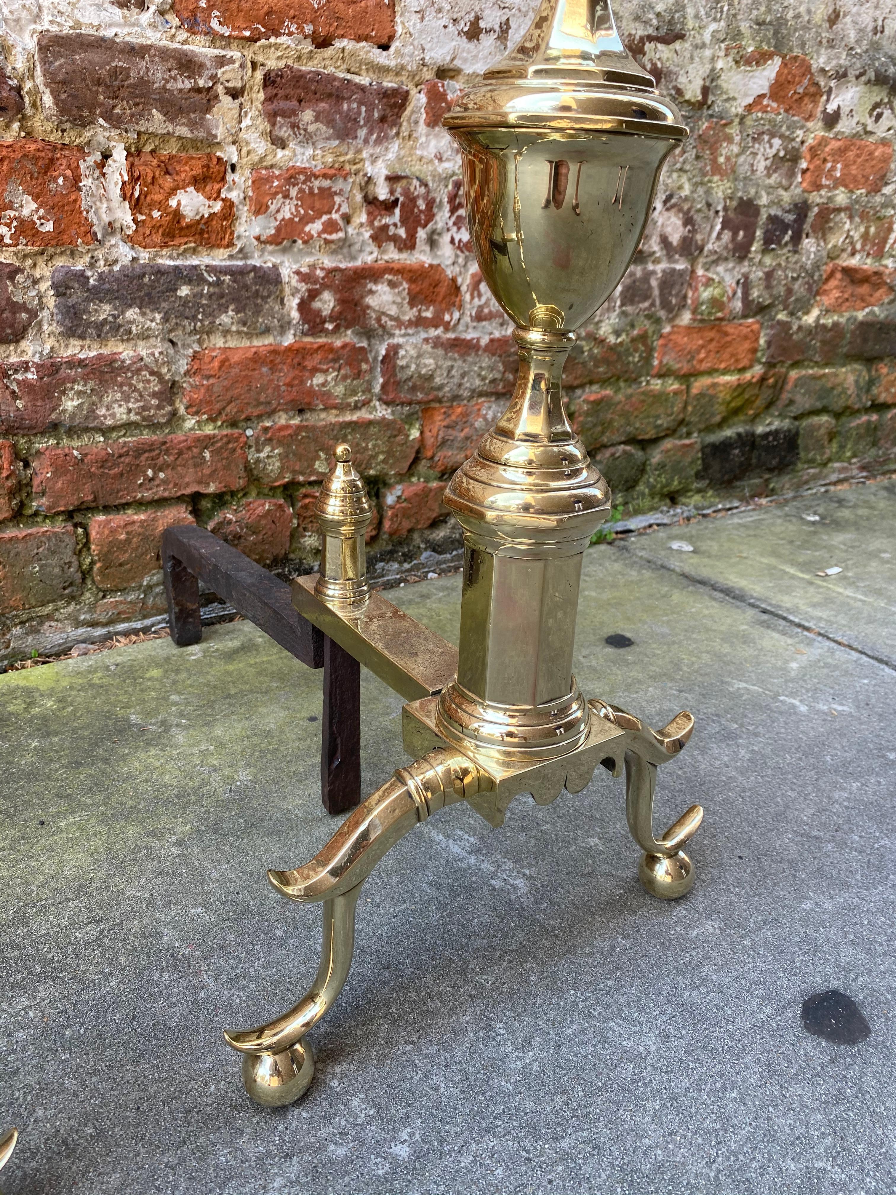 Amerikanische Feuerböcke aus Messing 'New York/ Philadelphia':: um 1790 (amerikanisch) im Angebot