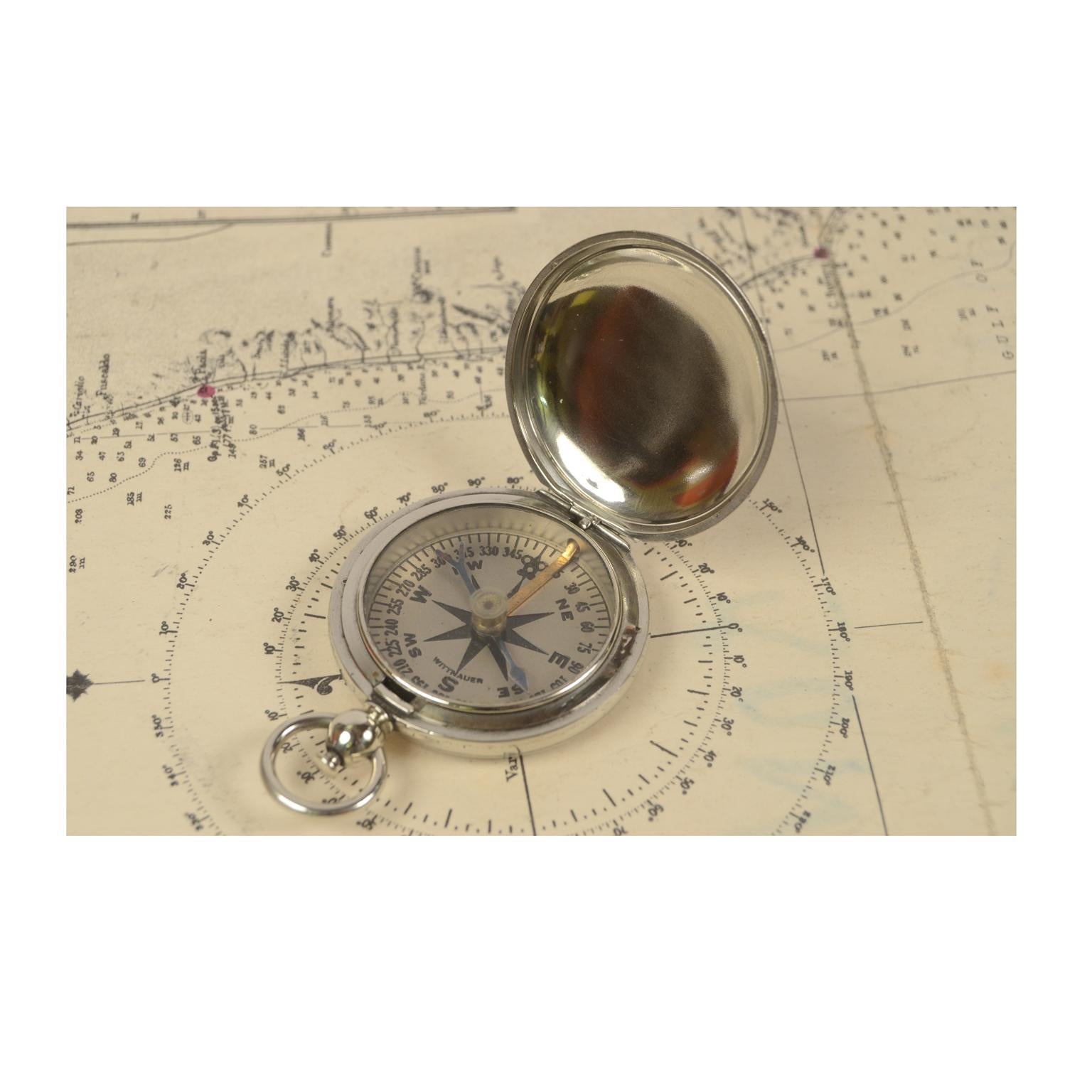 Pocket compass for an American army officer of the First World War of chromed brass in the shape of a pocket watch, signed WITTNAUER. The compass is equipped with a lid with snap closure with release button inside the ring. Compass card with eight
