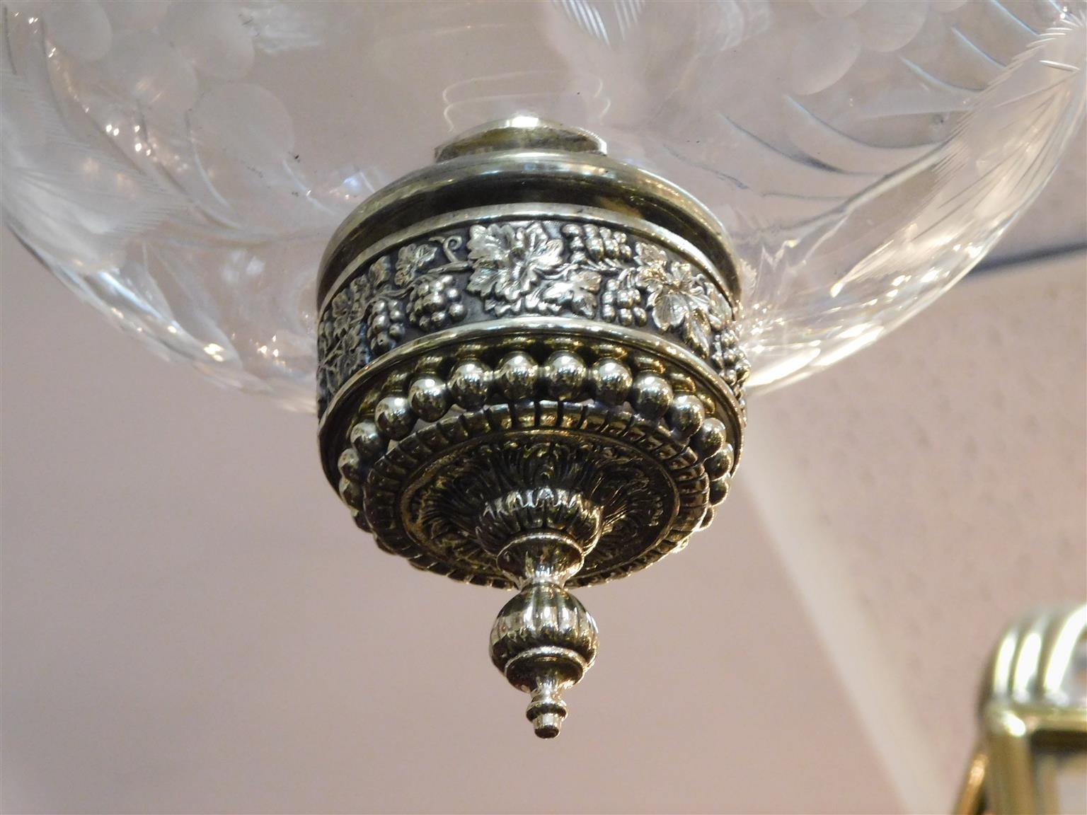 Lanterne d'entrée suspendue américaine en laiton et verre à fleurs gravé en forme de globe, vers 1800 en vente 2