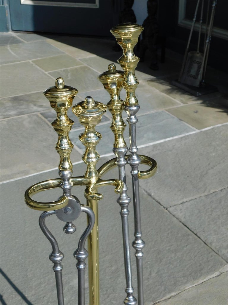 Grande grille de cheminée anglaise ancienne en laiton et acier - En vente sur