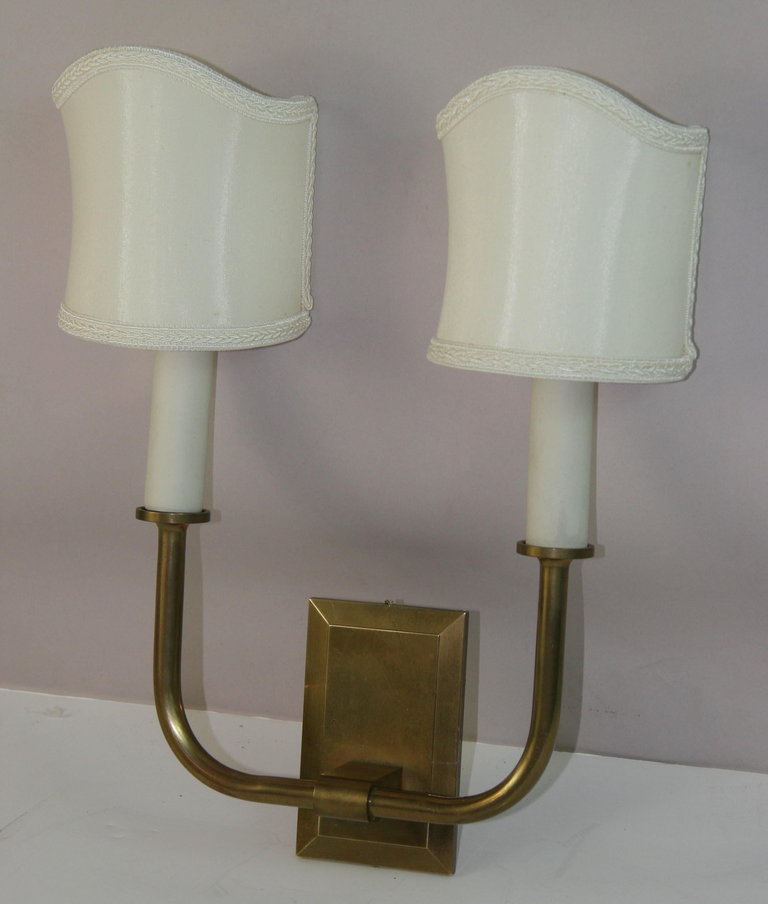 Fine XX secolo Americano  Coppia di lampade in ottone moderniste con mezze tonalità italiane in vendita