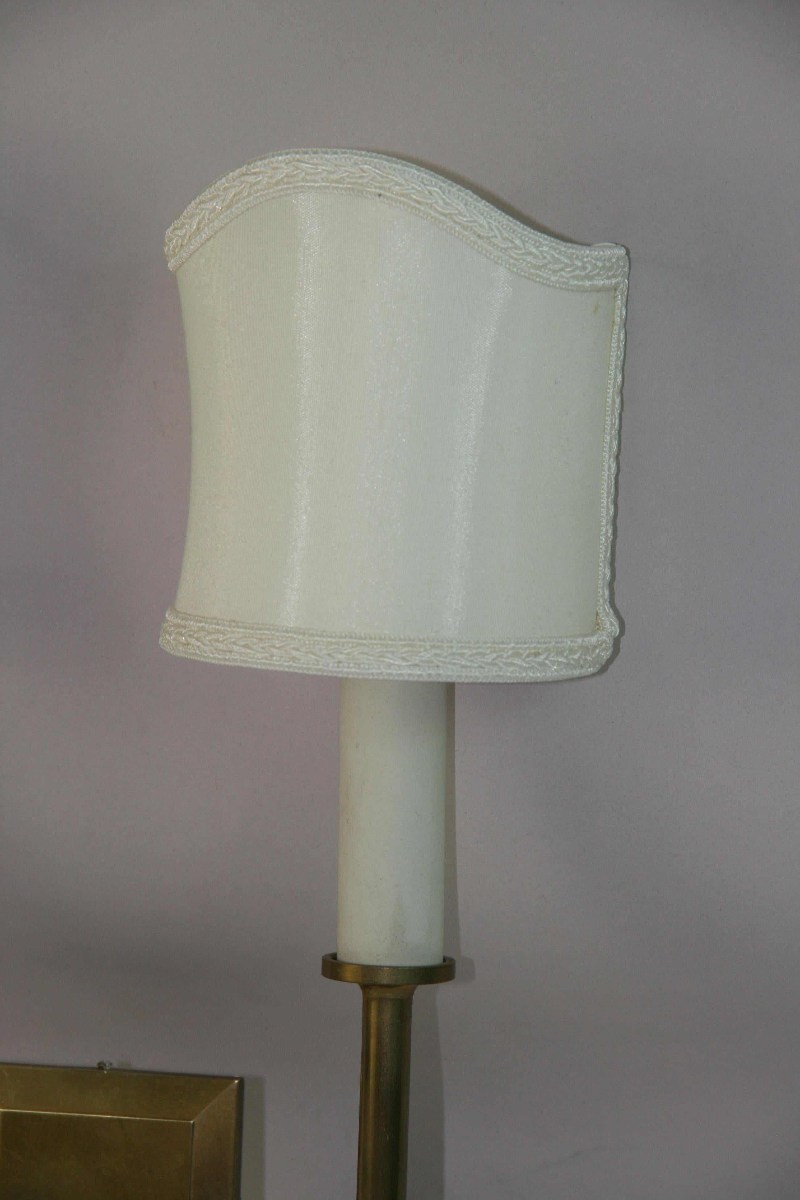 Ottone Americano  Coppia di lampade in ottone moderniste con mezze tonalità italiane in vendita
