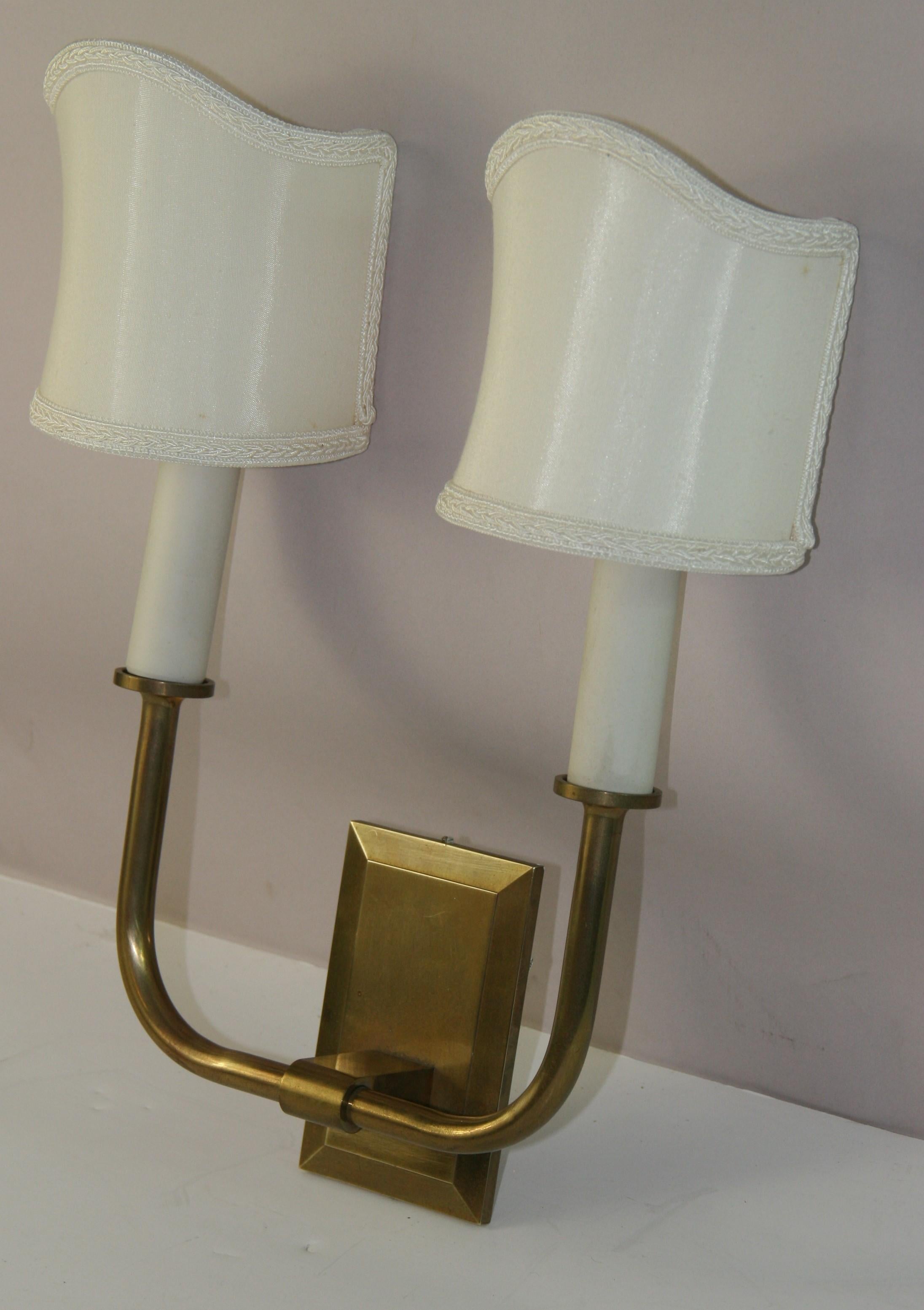 Americano  Coppia di lampade in ottone moderniste con mezze tonalità italiane in vendita 1