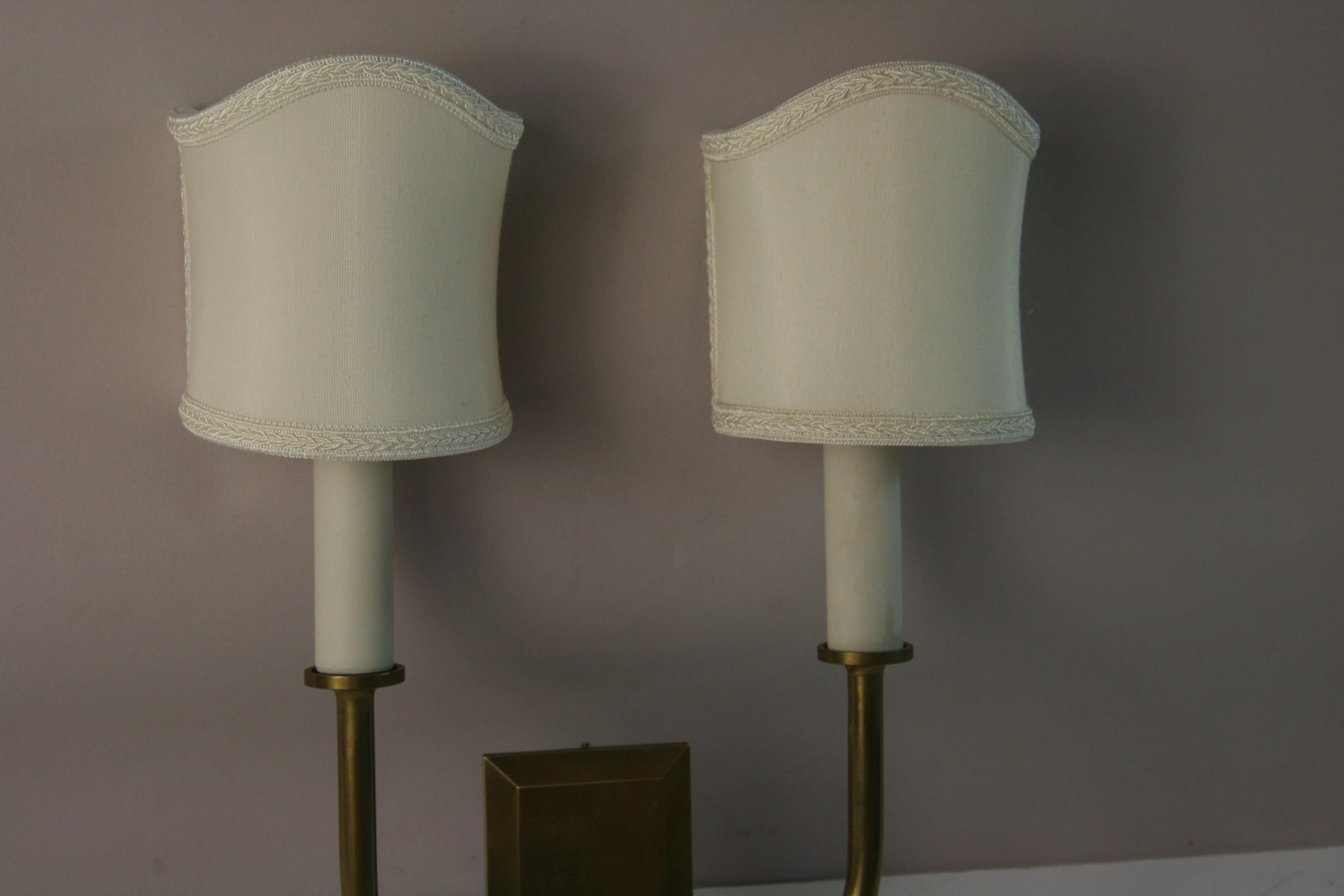 Americano  Coppia di lampade in ottone moderniste con mezze tonalità italiane in vendita 3