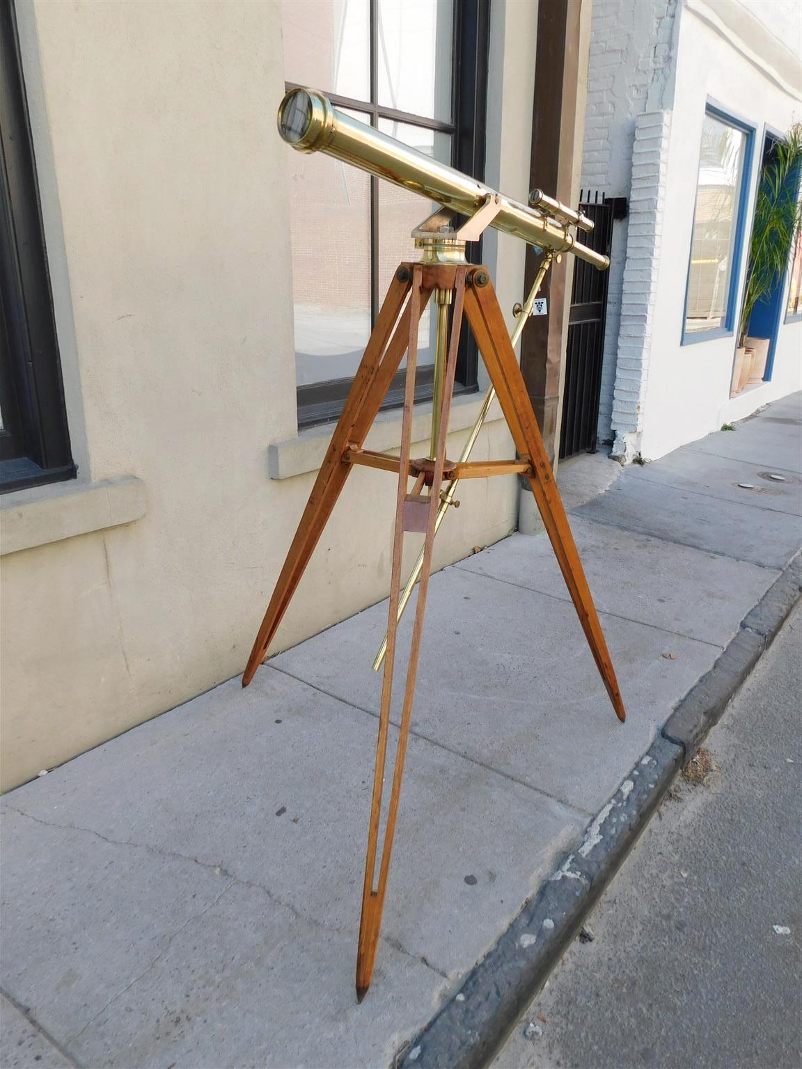 Télescope américain en laiton et acier poli avec lunette d'observation, barre de stabilisation réglable et monté sur un trépied pliant, fin du 19e siècle. Le télescope est en état de marche.