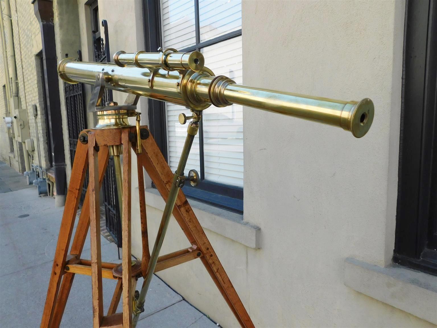Sculpté à la main Télescope américain en laiton avec Spotting Scope et barre de stabilisation sur Stand Tripod 1870 en vente