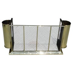 Parafuoco americano in ottone e filo metallico con portautensili affiancati 1850