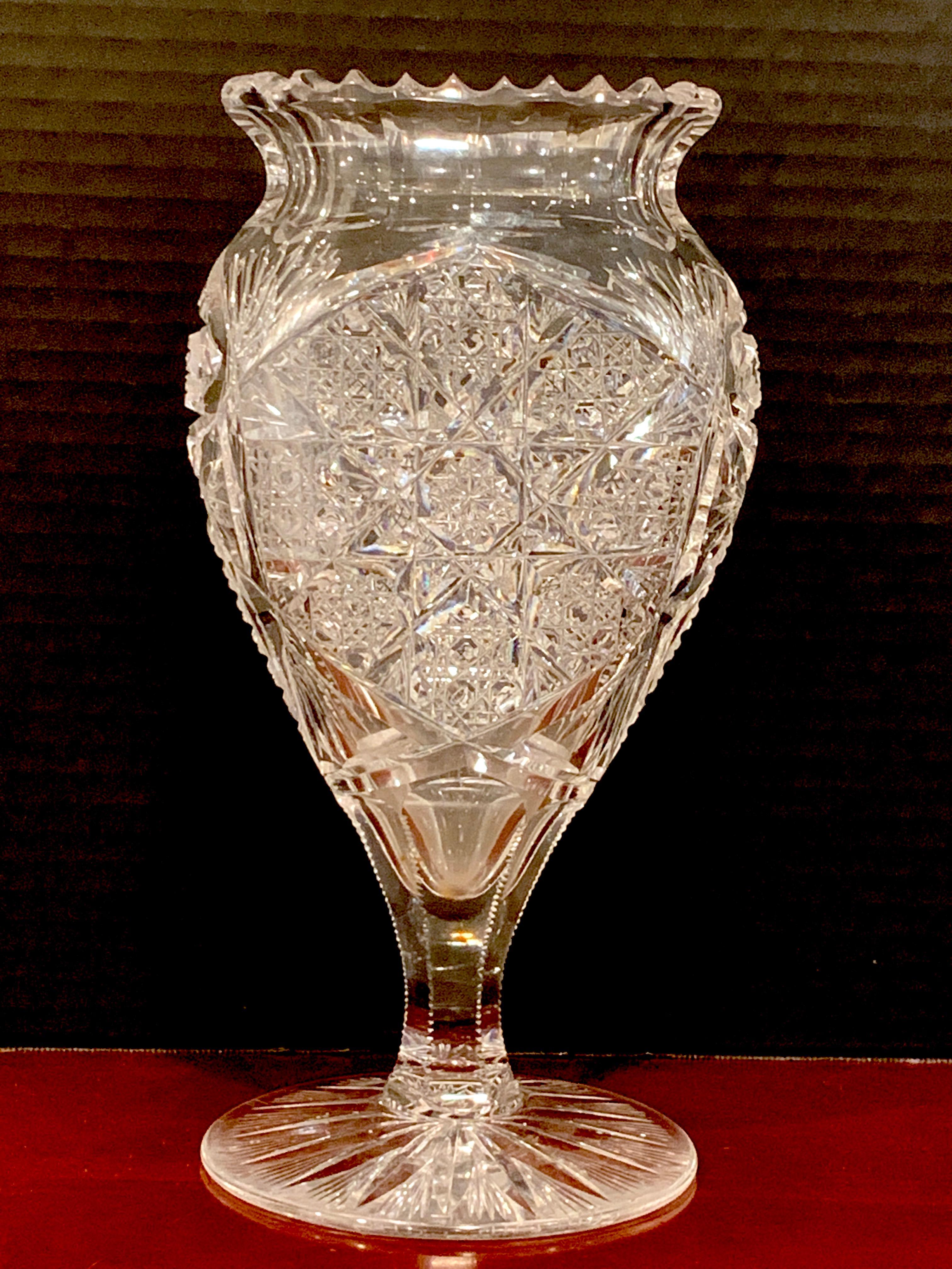 Amerikanische Vase in Herzform aus brillantgeschliffenem Glas, seltene Form A
Schöner Rohling, auf Sockel mit 4,5 Zoll Durchmesser, ungemarkt.