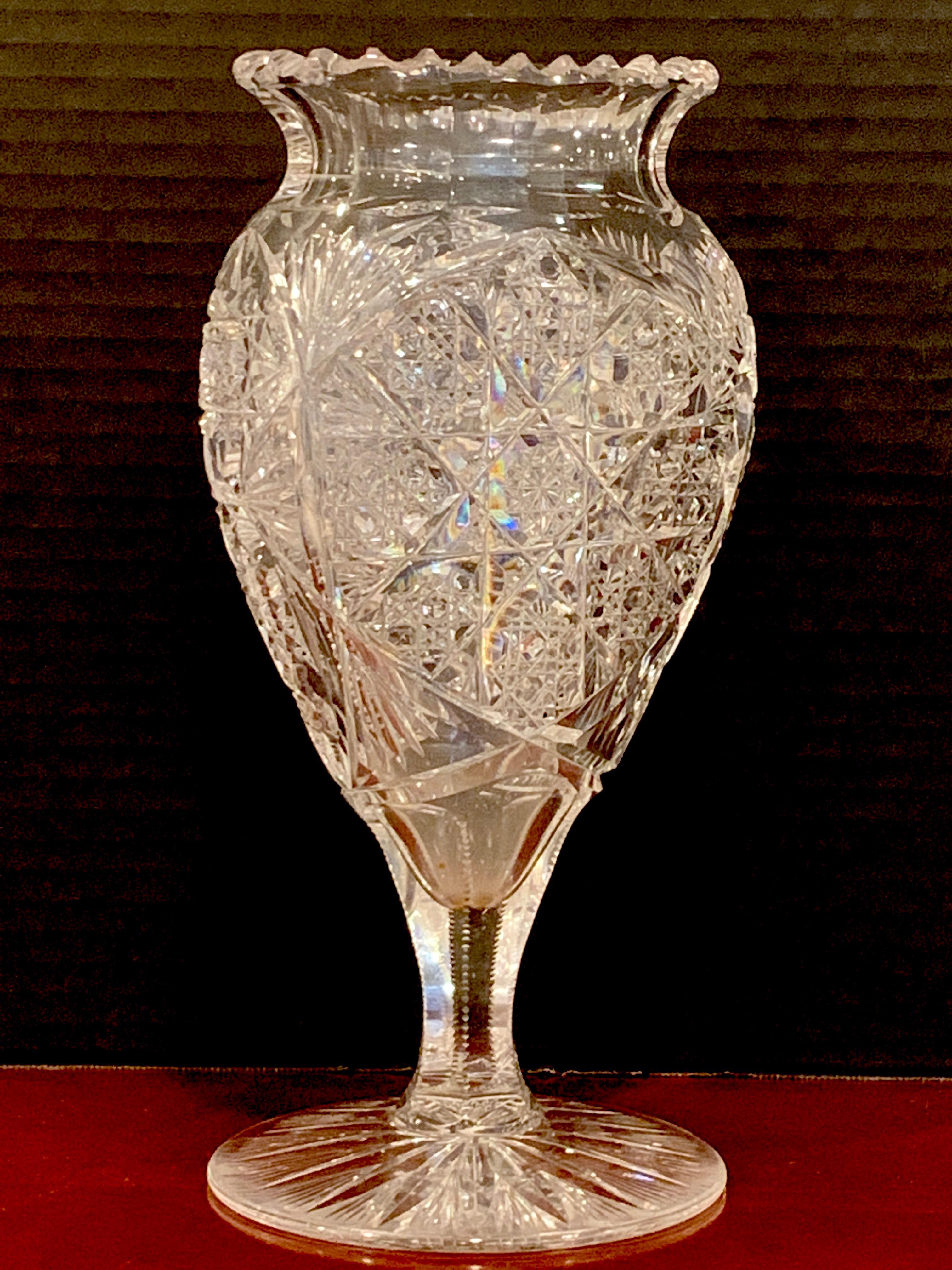 Vase américain en forme de cœur en verre taillé brillant, forme rare Bon état - En vente à West Palm Beach, FL