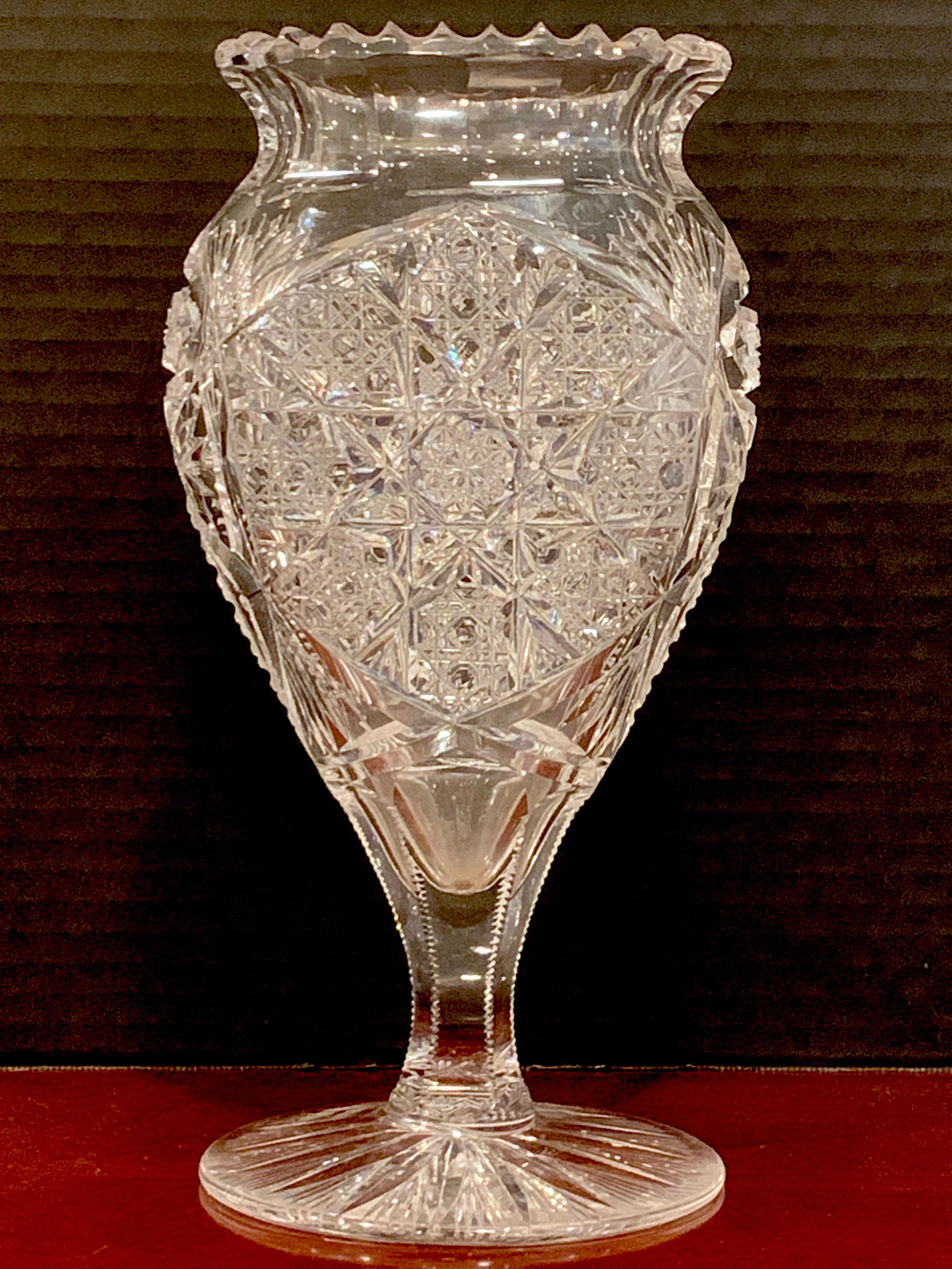 Amerikanische herzförmige Vase aus Brillantschliffglas, seltene Form (Geschliffenes Glas) im Angebot