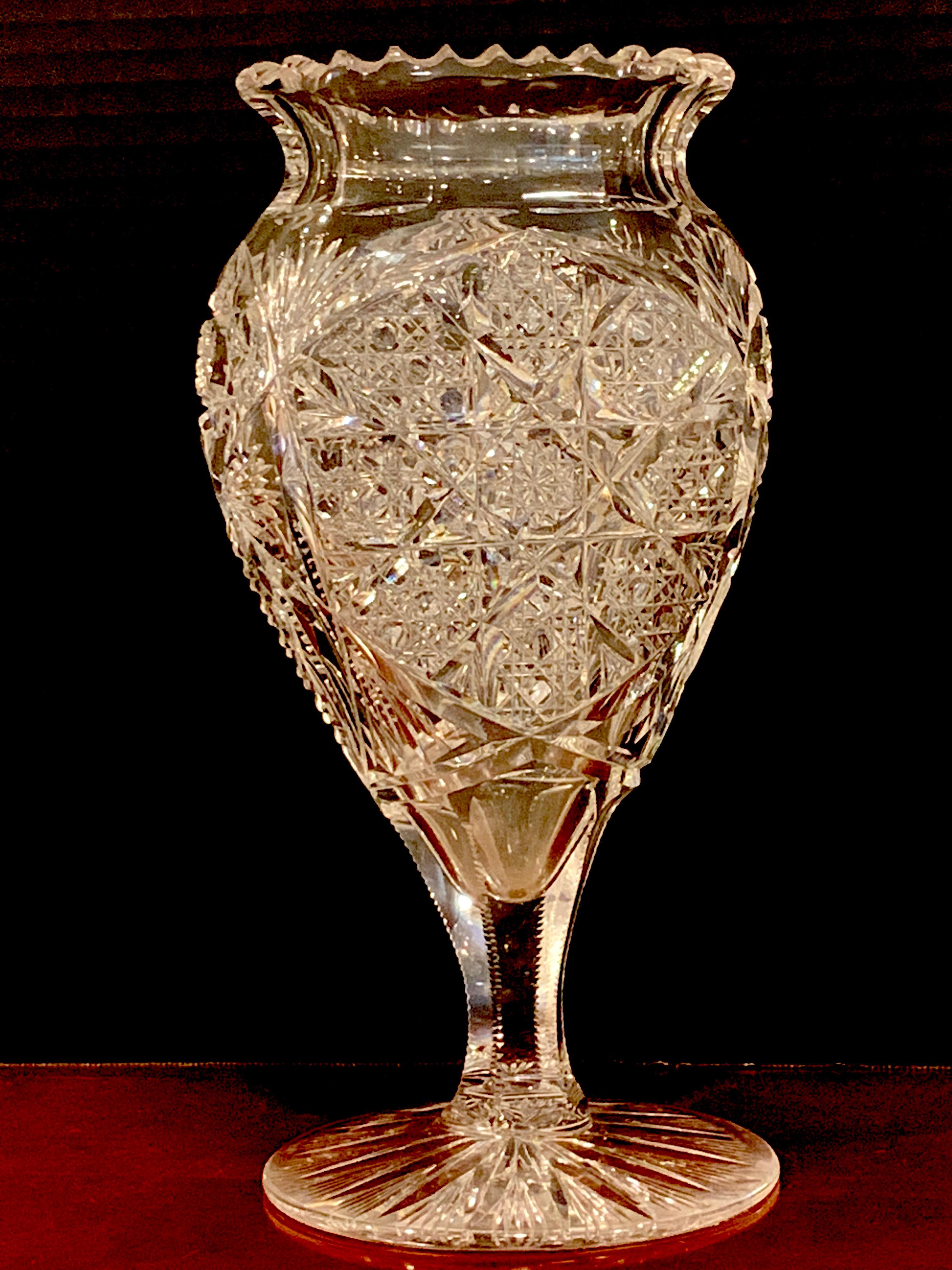 Vase américain en forme de cœur en verre taillé brillant, forme rare en vente 1