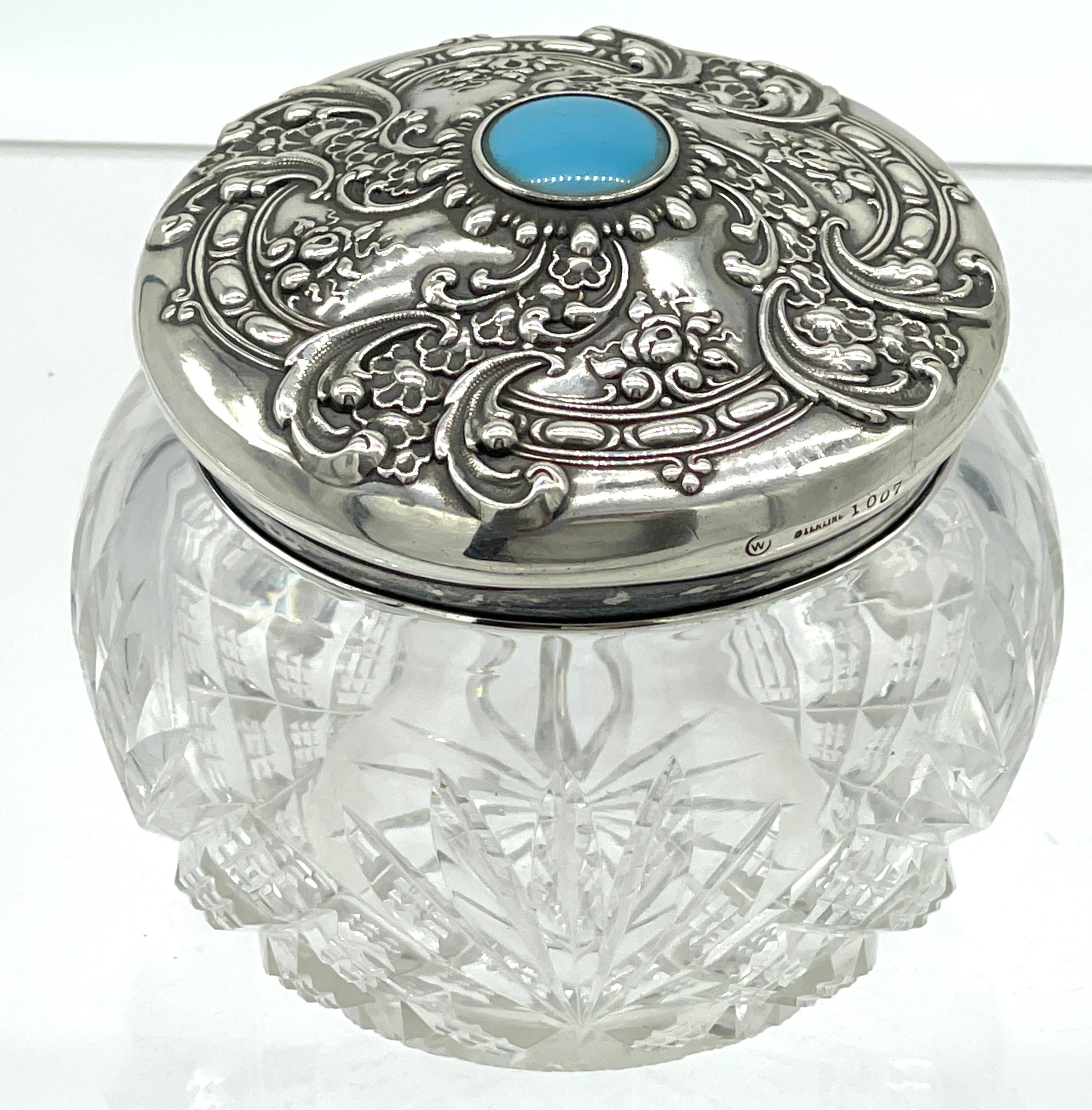 Amerikanisches Brillantglas, Sterling und Türkis Dresser Jar, von Whiting 
USA, um 1900, von Frank M. Whiting Silver Company 

Ein wunderschönes amerikanisches Sterling Dresser Jar aus geschliffenem Glas, hergestellt von der angesehenen Frank M.