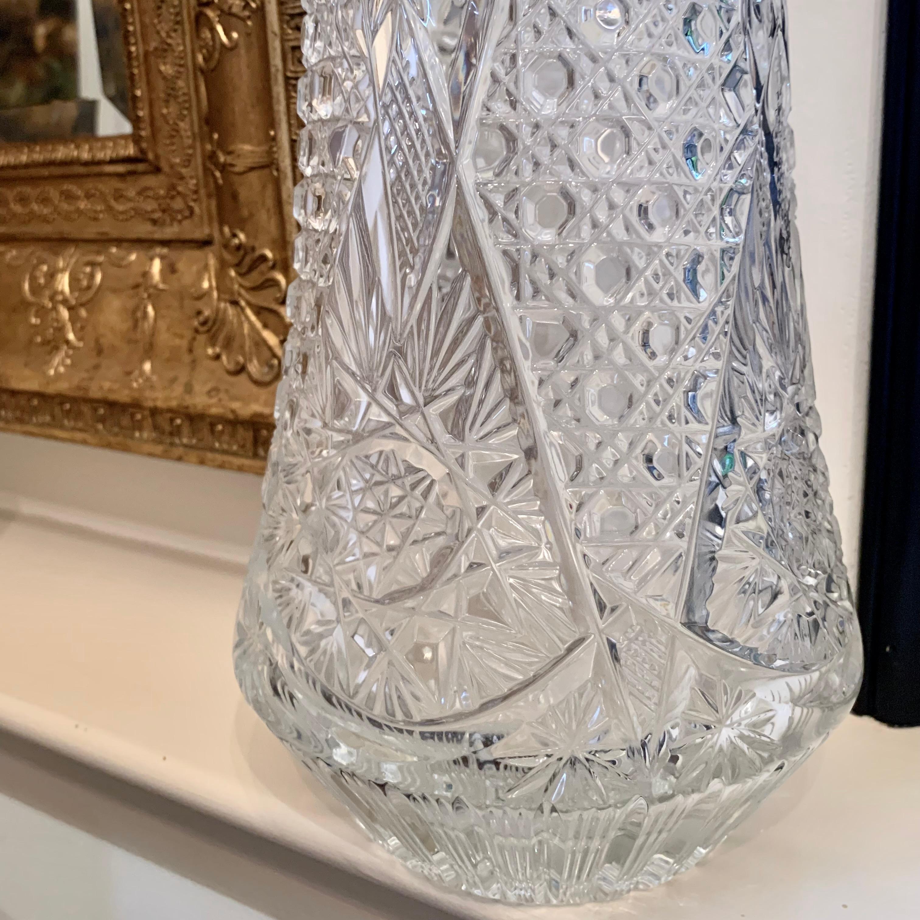 Grand vase en verre moulé de style Brilliante américaine en vente 6