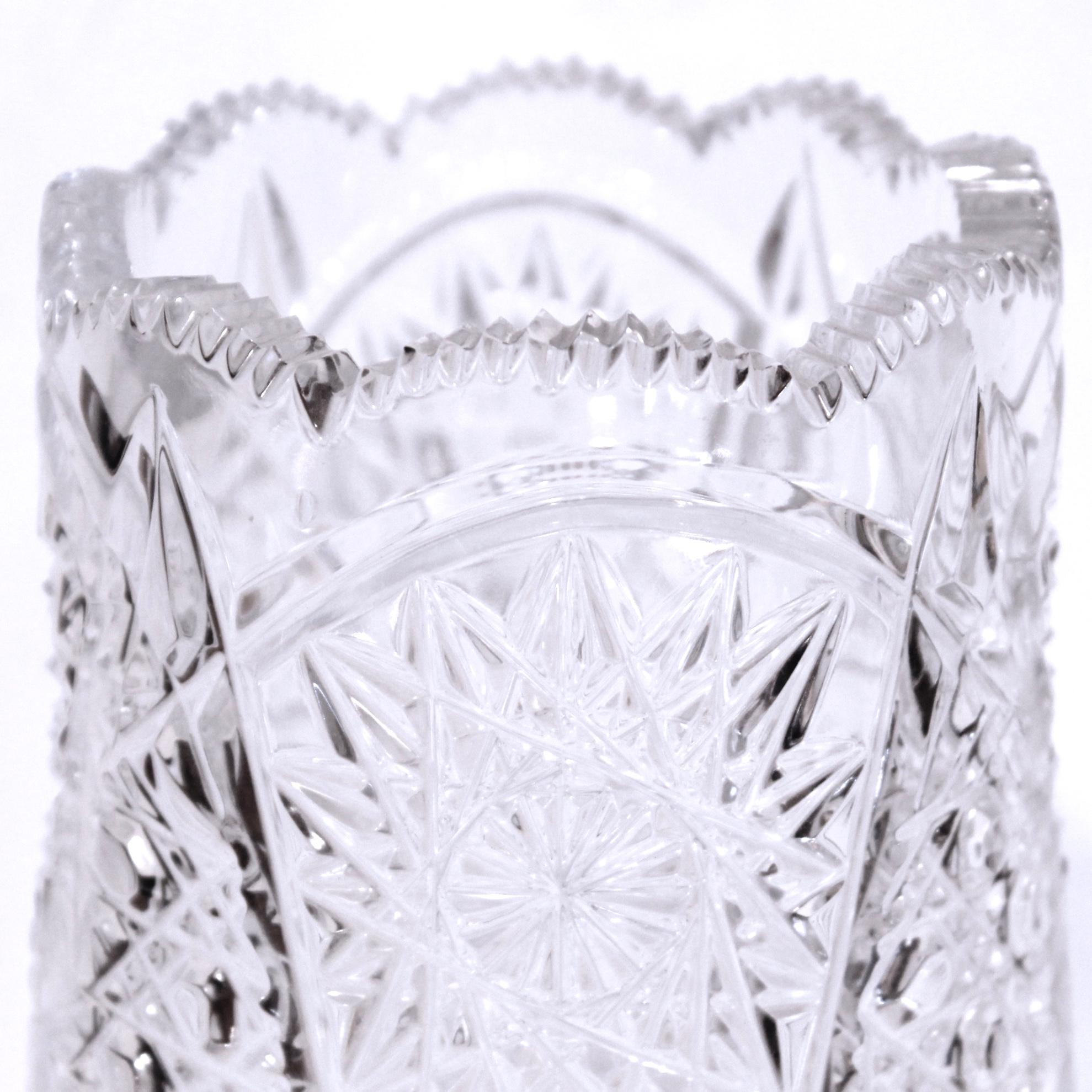Édouardien Grand vase en verre moulé de style Brilliante américaine en vente