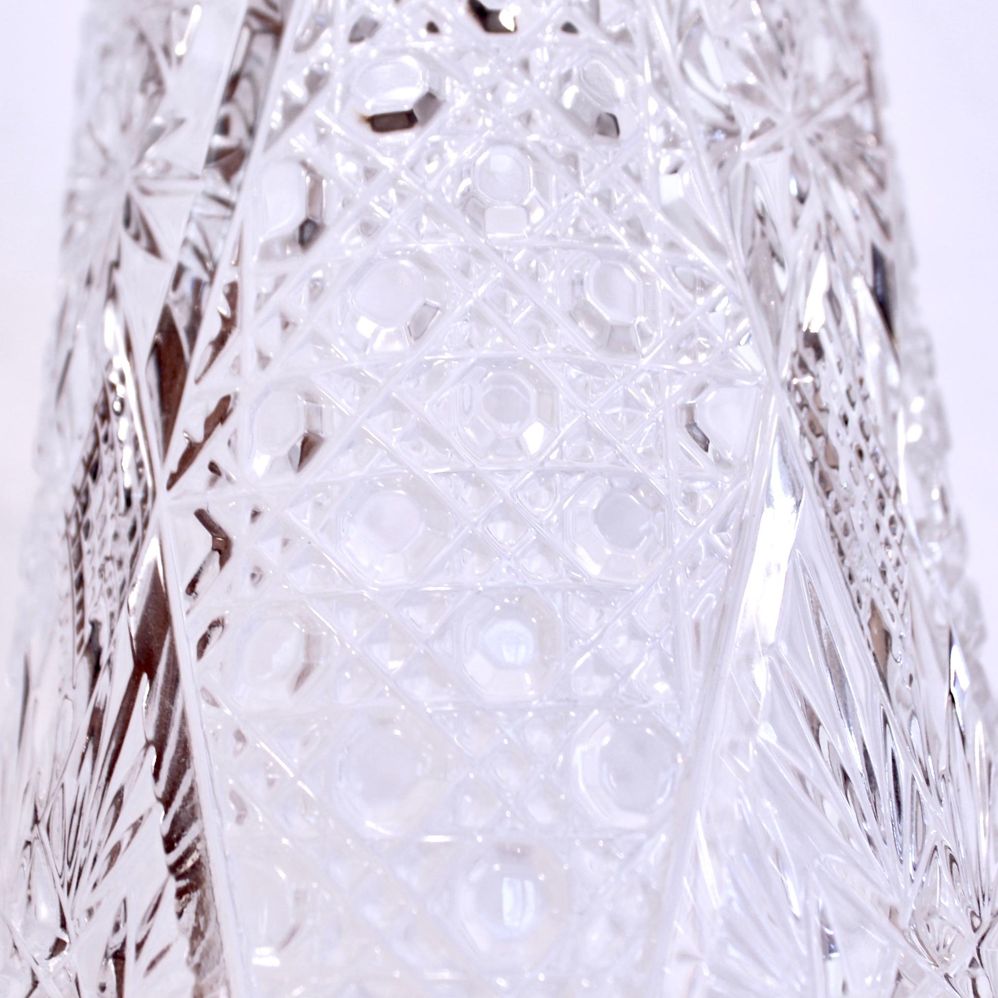 Grand vase en verre moulé de style Brilliante américaine en vente 1