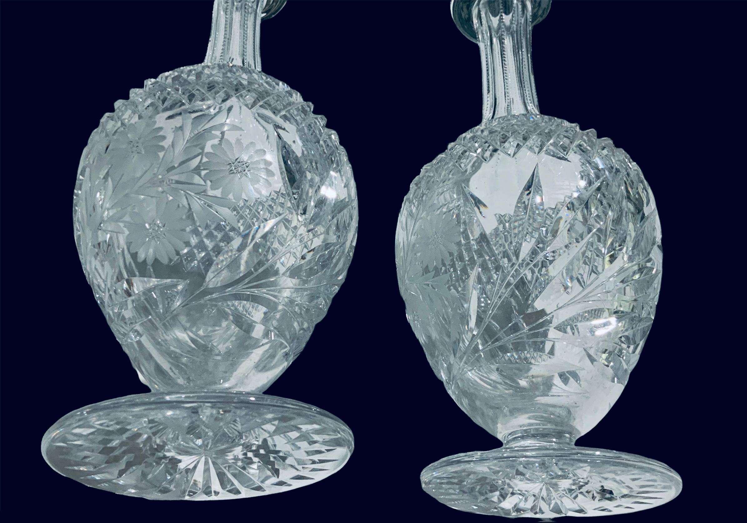 Paire de carafes américaines brillantes en cristal taillé en vente 3