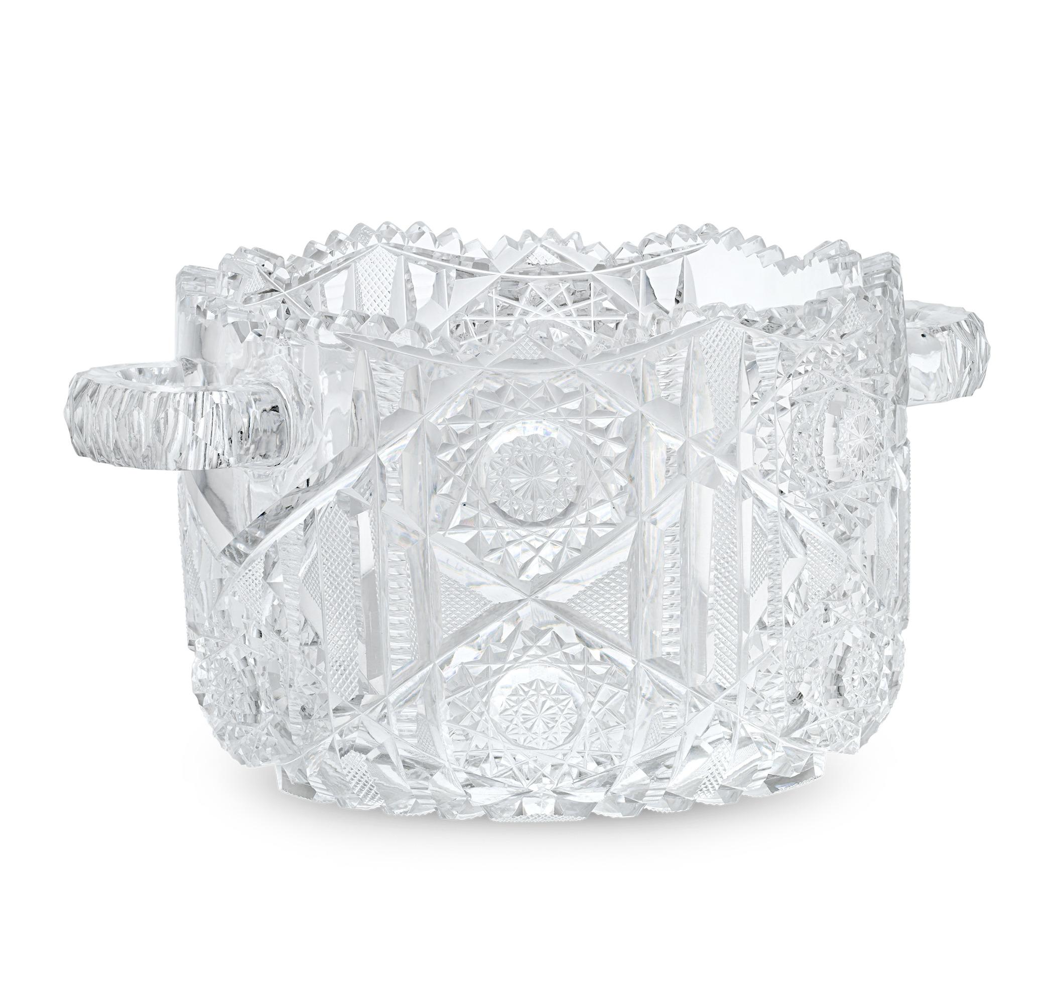 Cet élégant seau à glace en verre taillé de la période Brilliante américaine a été fabriqué de manière experte pour créer un éblouissant jeu de lumière, ce qui en fait à la fois un objet fonctionnel et une œuvre d'art saisissante. Le design présente