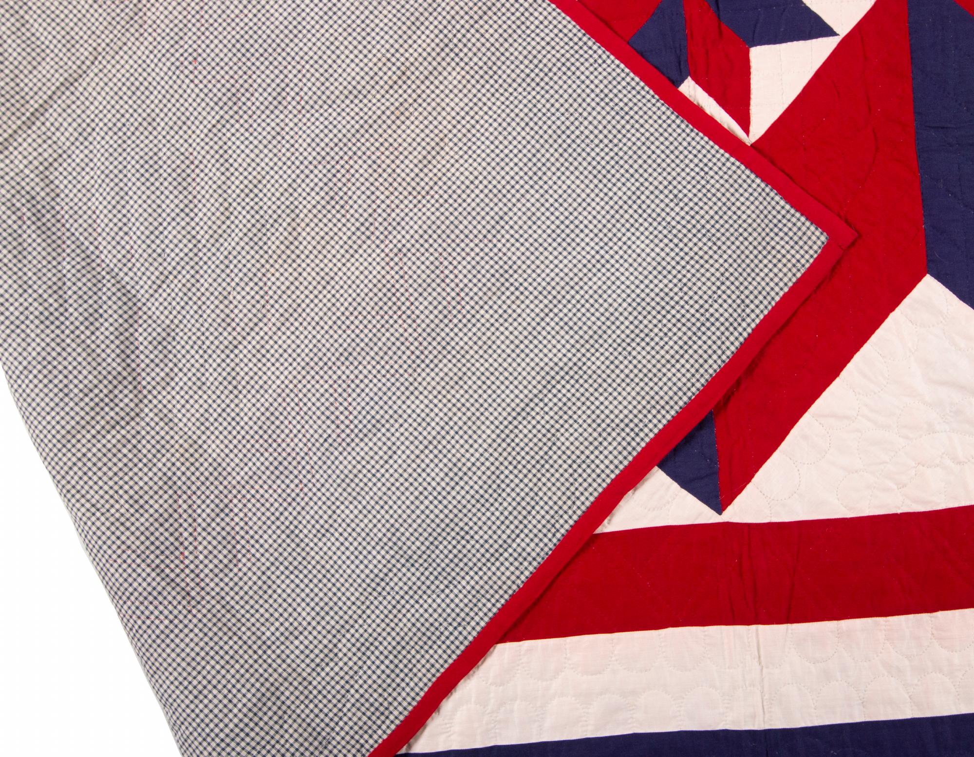Broken Star Muster, patriotischer amerikanischer Quilt mit 13 Sternen, Lancaster County, Pennsylvania, um 1915-1920

Quilt mit dem Muster Broken Star in den Farben Rot, Weiß und Blau mit einer karierten Rückseite. Gefunden in Lancaster County,