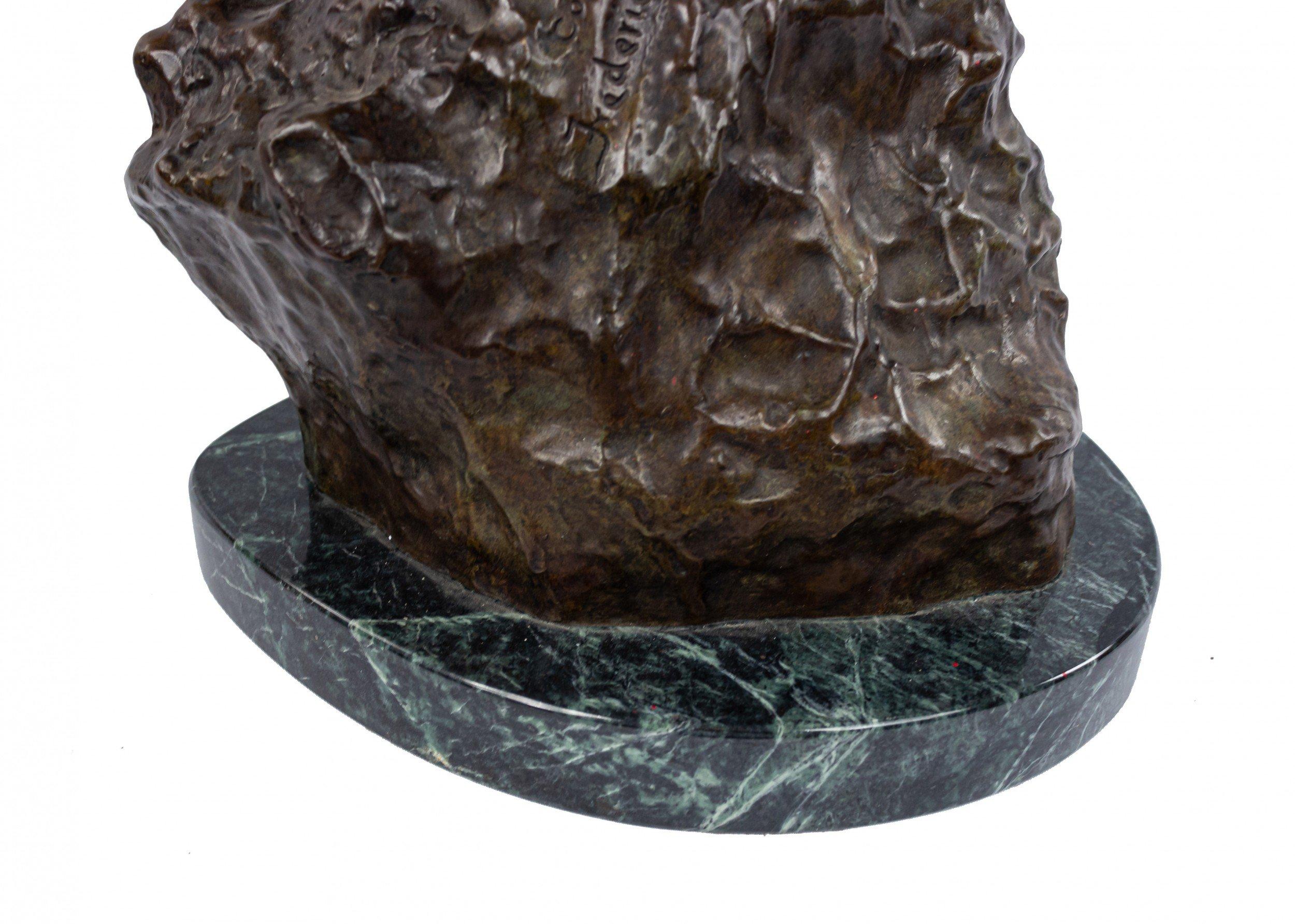 Figura de bronce americana a caballo que desciende por una pendiente pronunciada sobre una base ovalada verde (refundición posterior del siglo XX del 