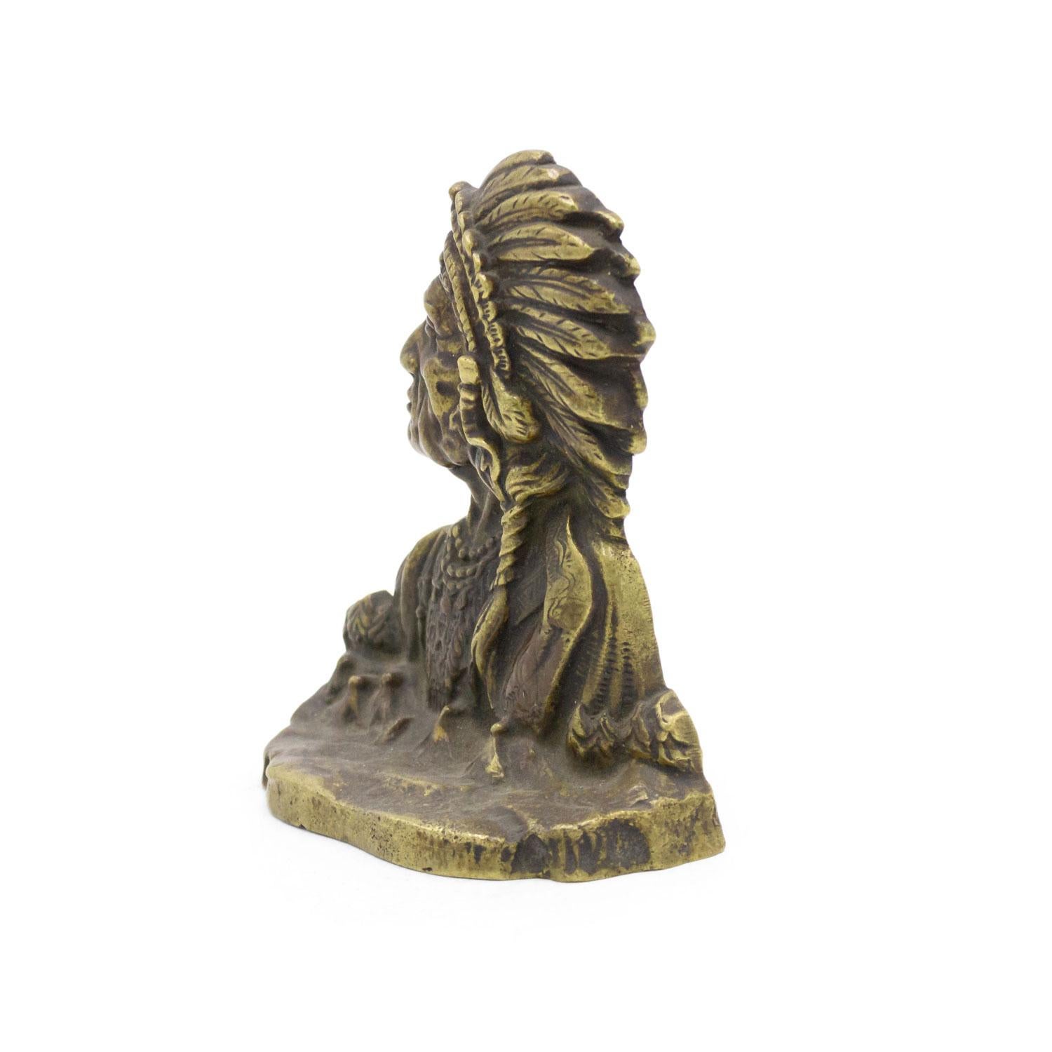 Américain (19/20e siècle) petit buste en bronze en relief d'un chef amérindien
