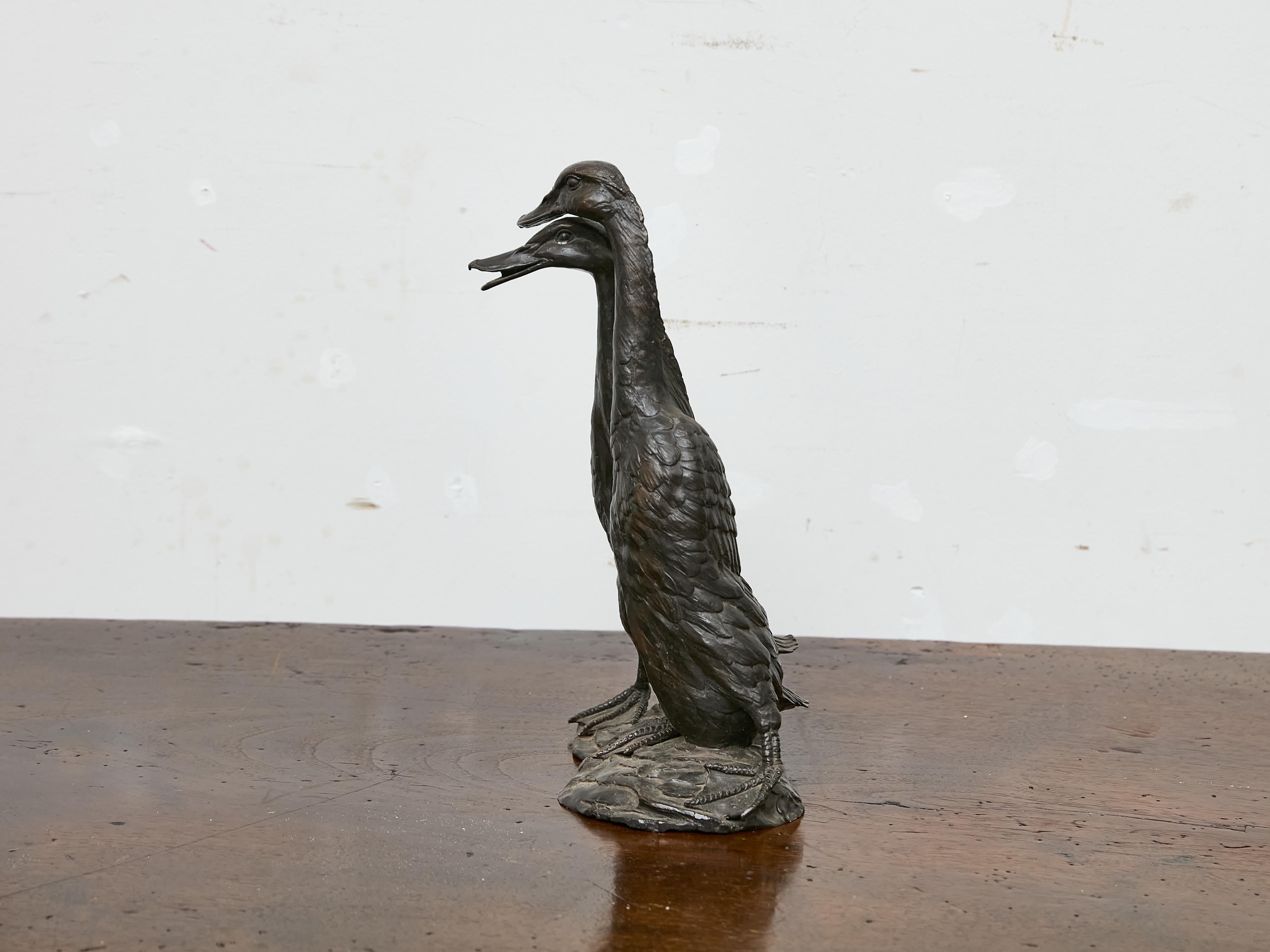 Américain Sculpture américaine en bronze représentant deux canards se tenant ensemble, vers 1920 en vente