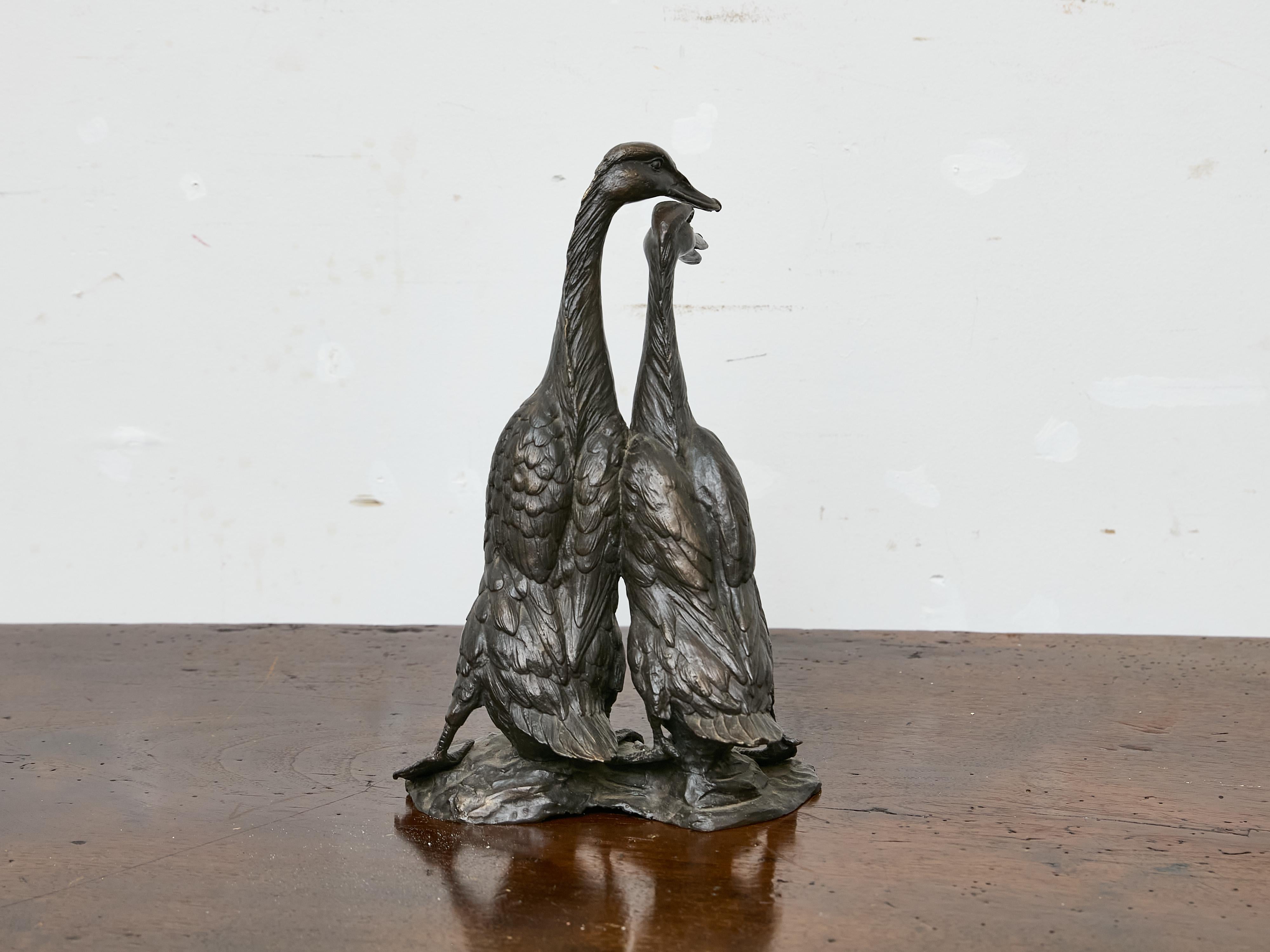 Moulage Sculpture américaine en bronze représentant deux canards se tenant ensemble, vers 1920 en vente