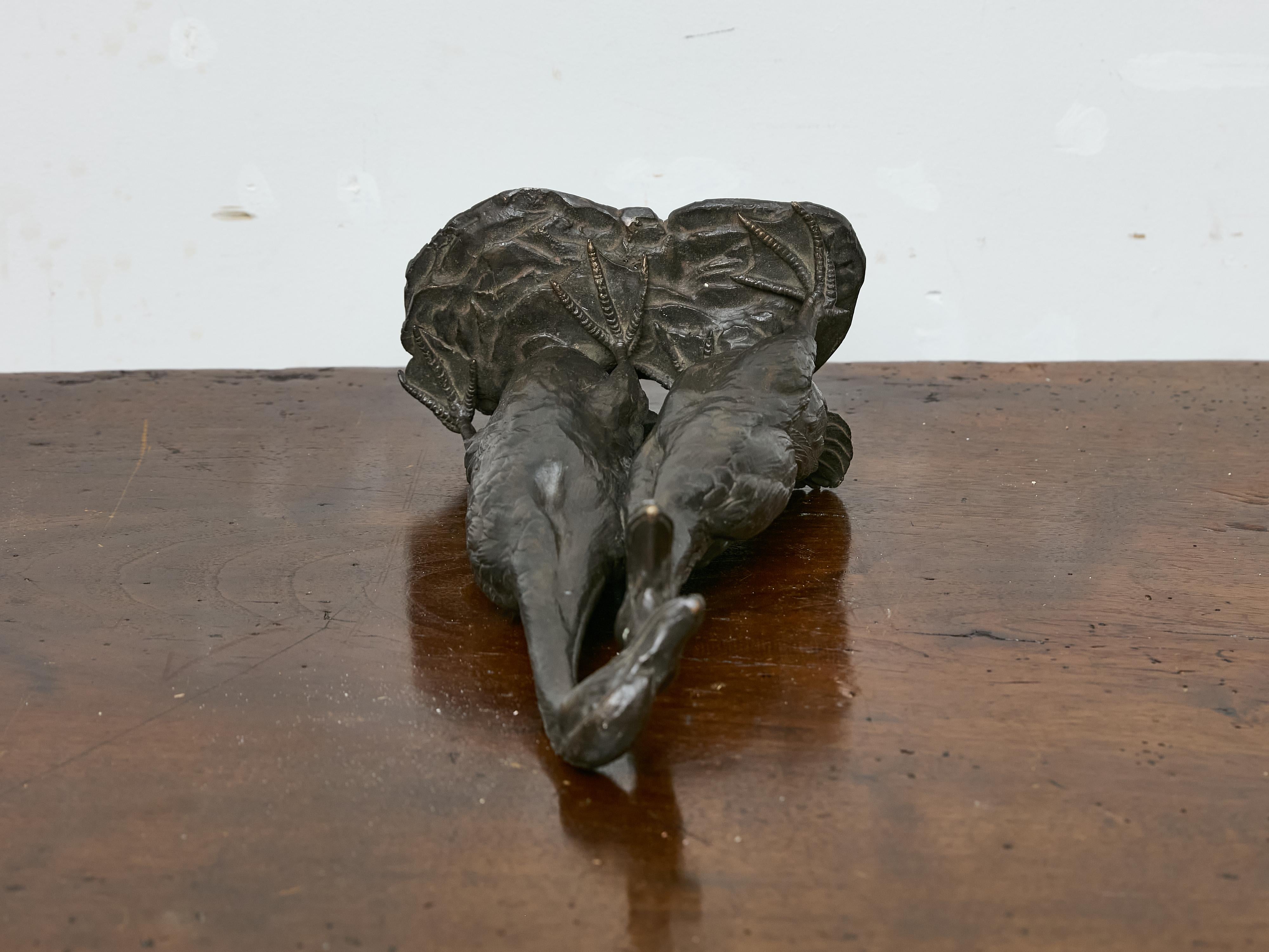 Bronze Sculpture américaine en bronze représentant deux canards se tenant ensemble, vers 1920 en vente