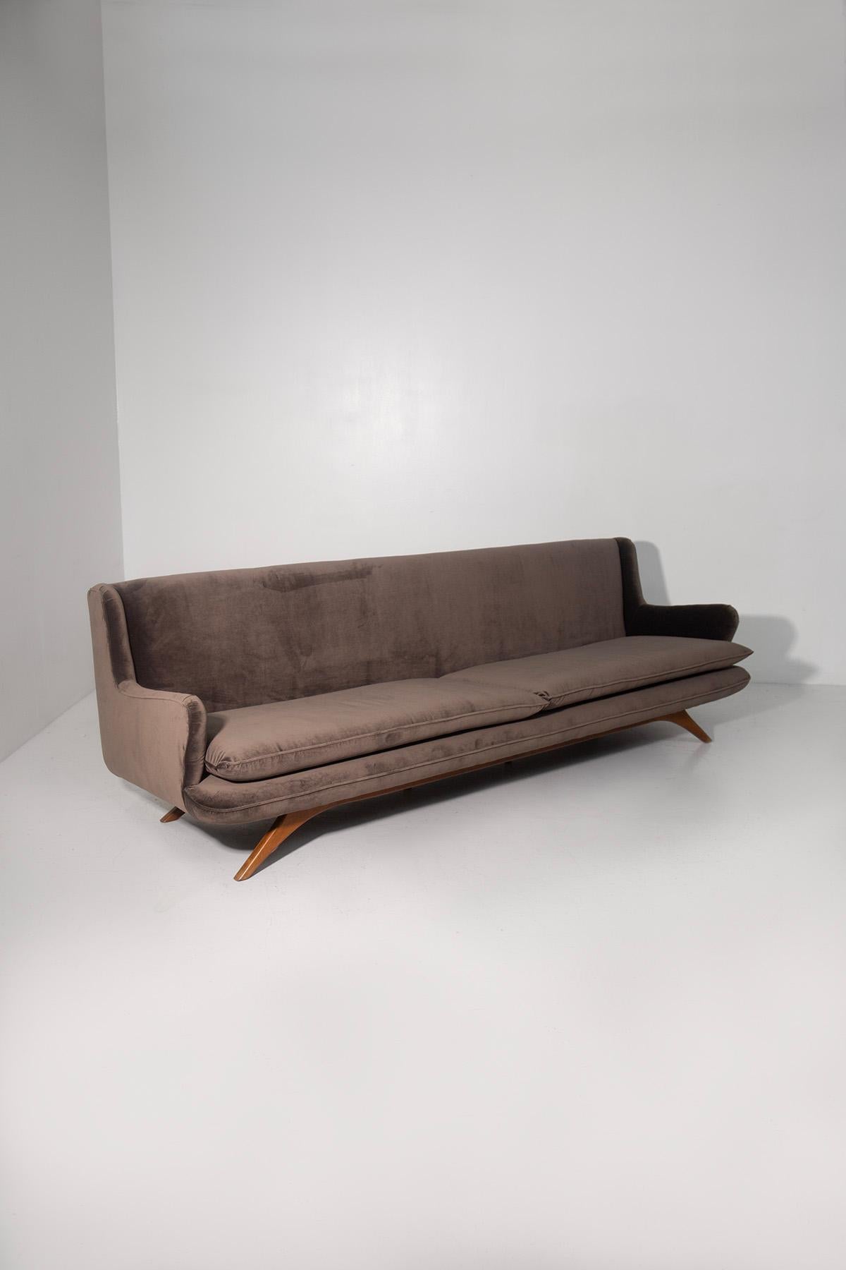 Mid-Century moderno American brown velvet sofa in vendita