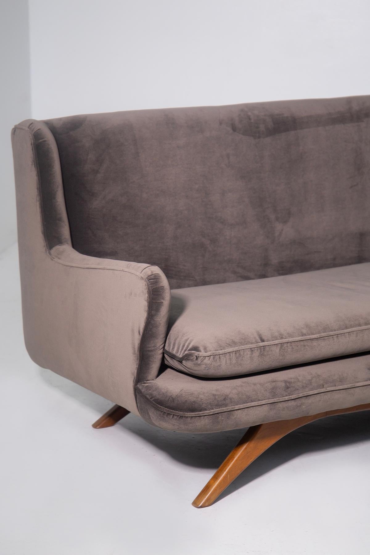 Mid-20th Century American brown velvet sofa in vendita
