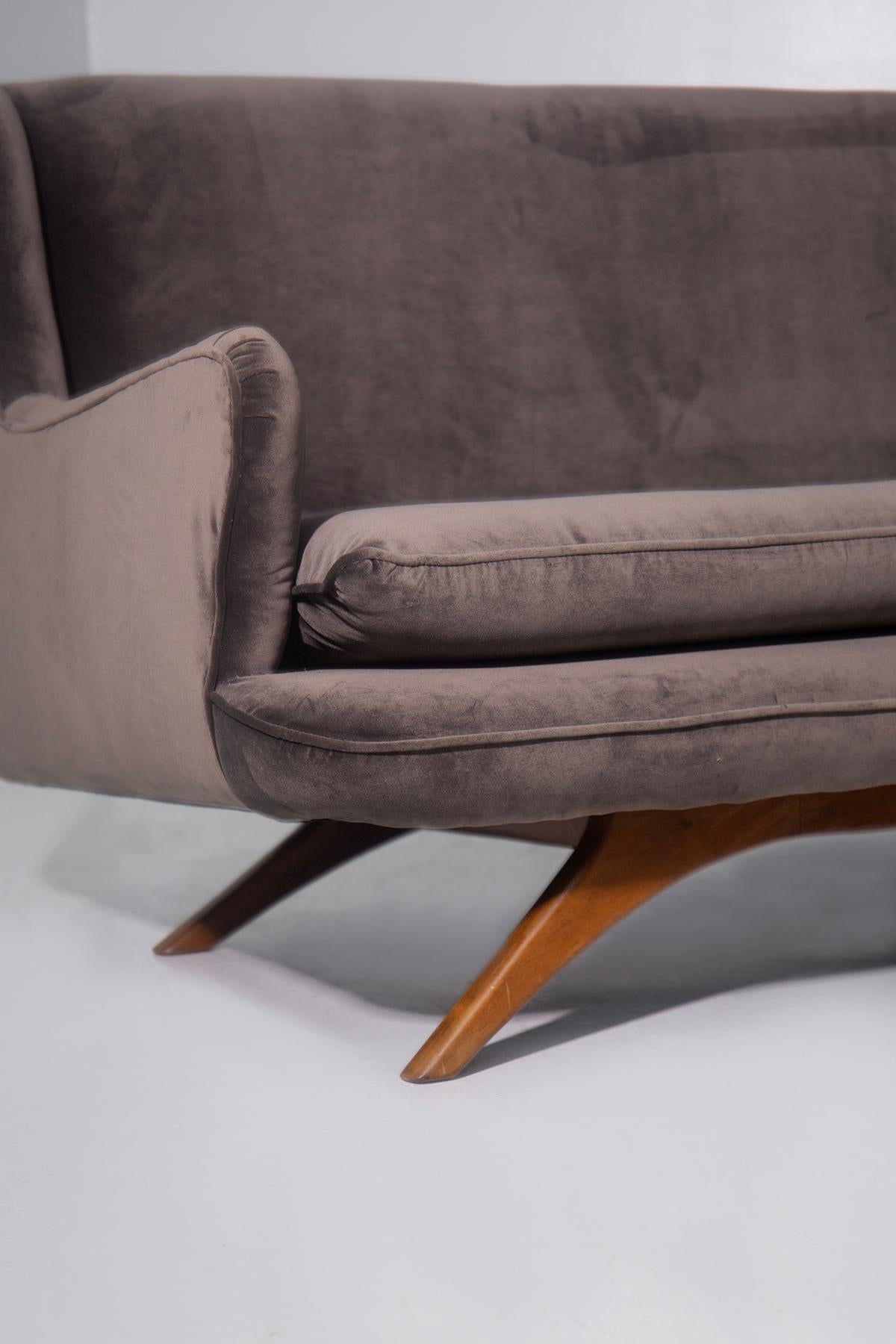 American brown velvet sofa in vendita 1