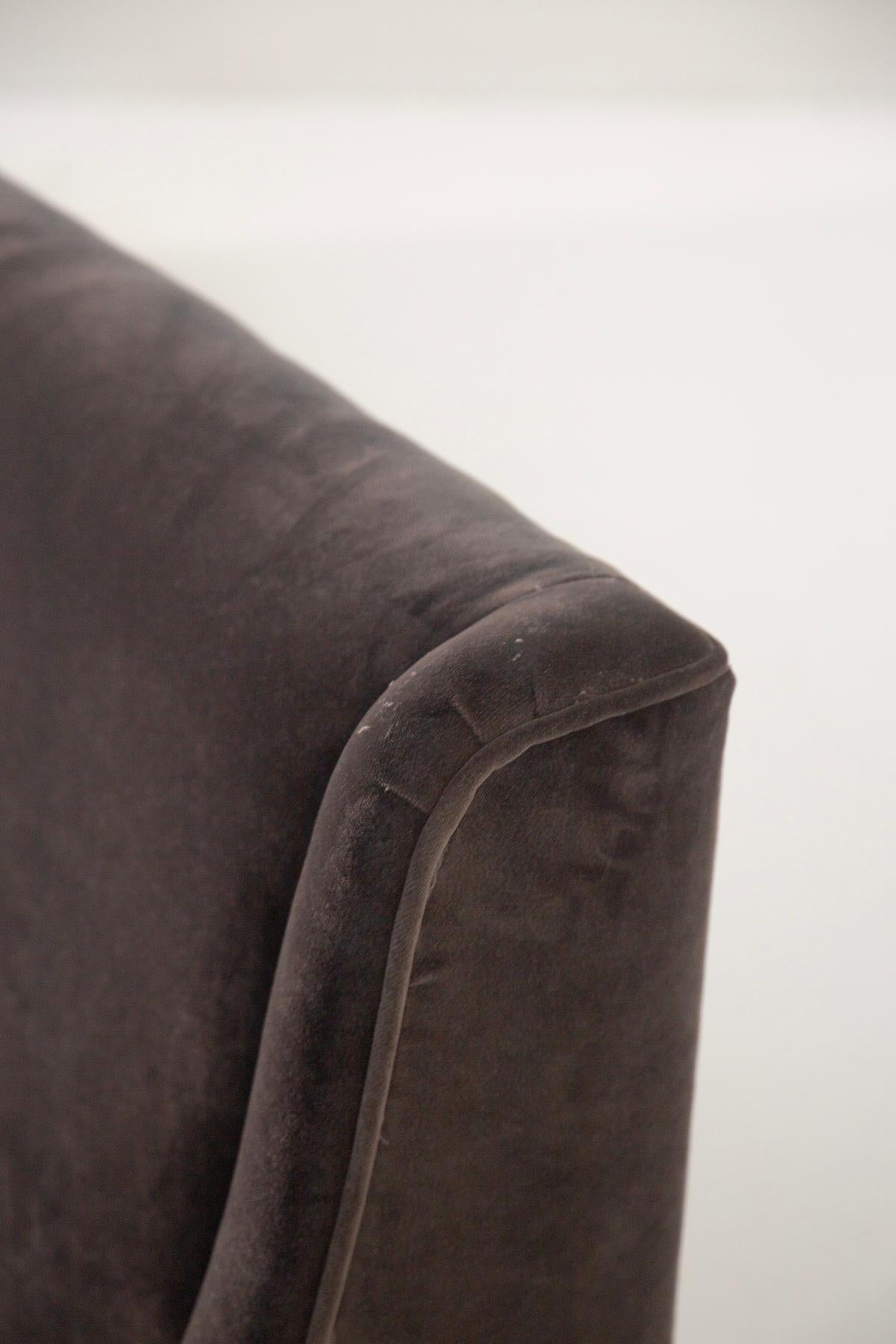 American brown velvet sofa in vendita 2