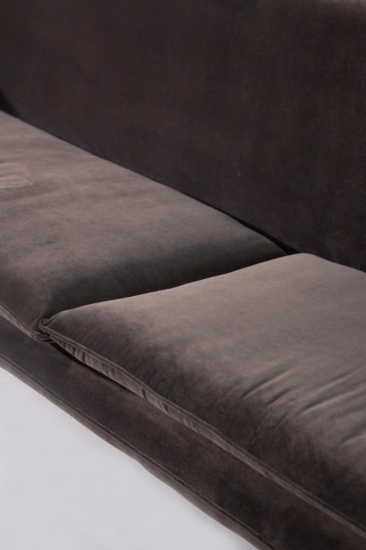 American brown velvet sofa in vendita 3