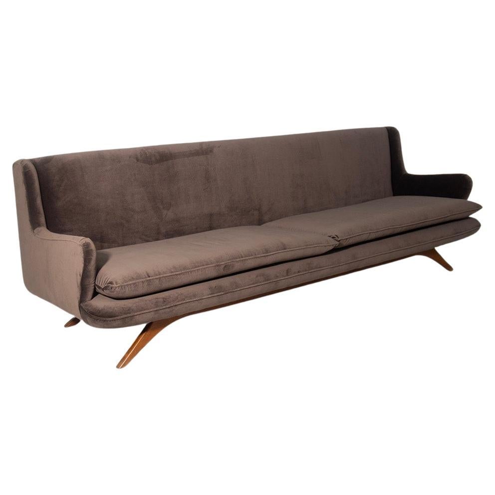 American brown velvet sofa in vendita