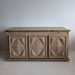Amerikanisches brutalistisches Midcentury-Sideboard mit facettierten Paneelen in Relief, 1970er Jahre