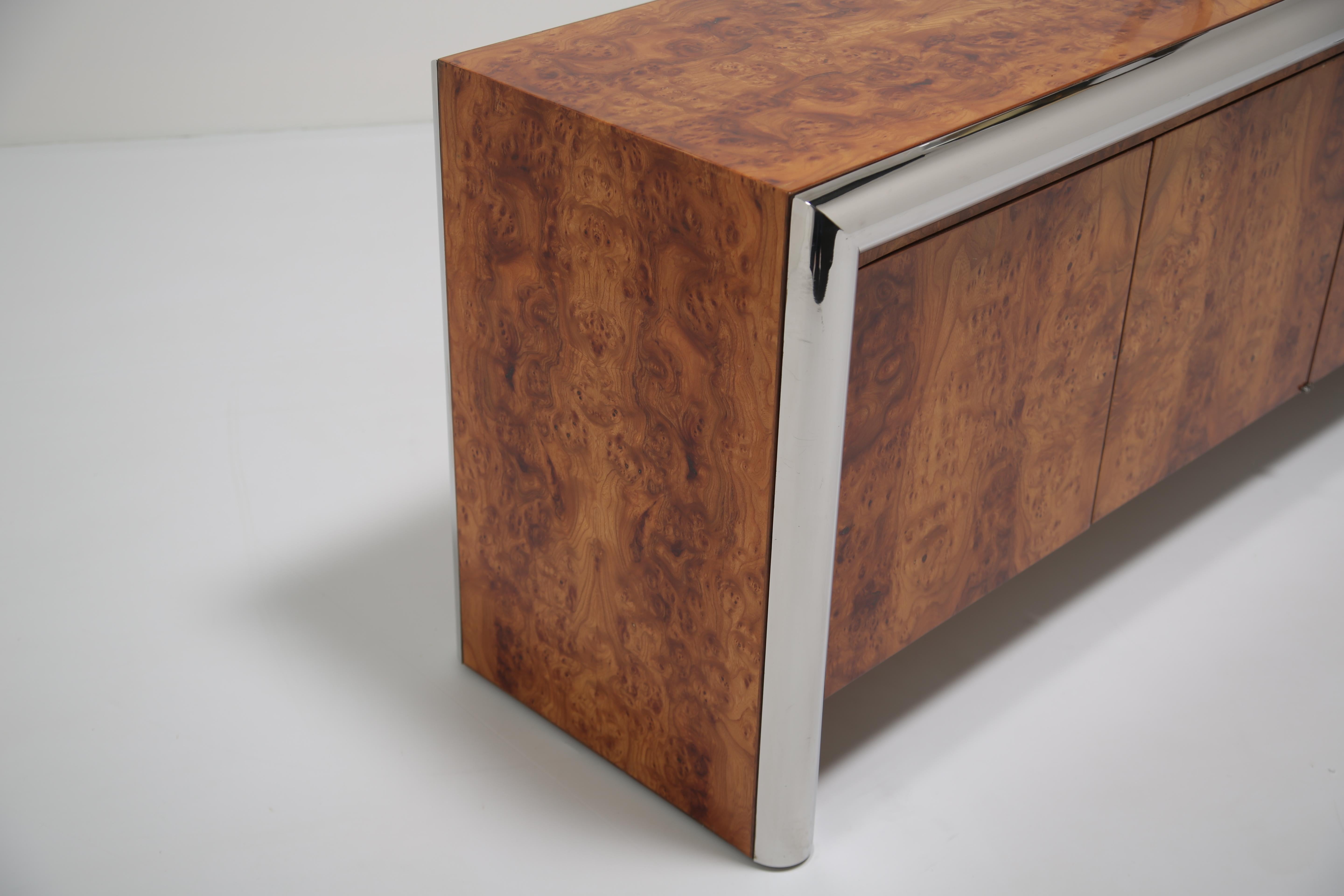 Ein auffälliges Sideboard, das Edward Axel Roffman in den 1970er Jahren entworfen hat. Es zeigt die kühnen Materialien und die klare Geometrie, die sein Werk ausmachen. Das Möbelstück ist aus reich gemasertem Wurzelholz gefertigt, dessen warme,