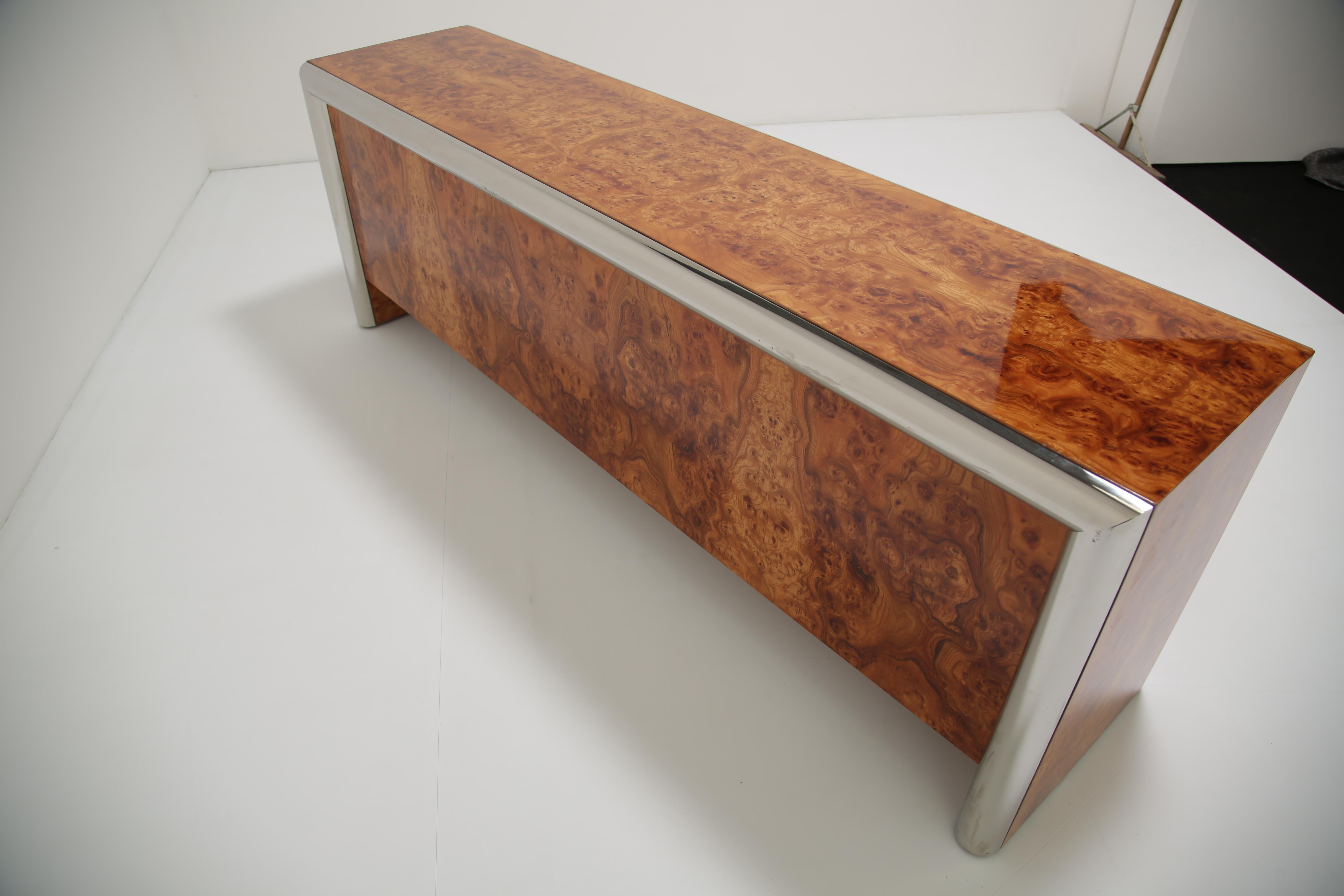 Amerikanische Kredenz aus Wurzelholz und Chrom von Edward Axel Roffman, 1970er Jahre. im Angebot 3