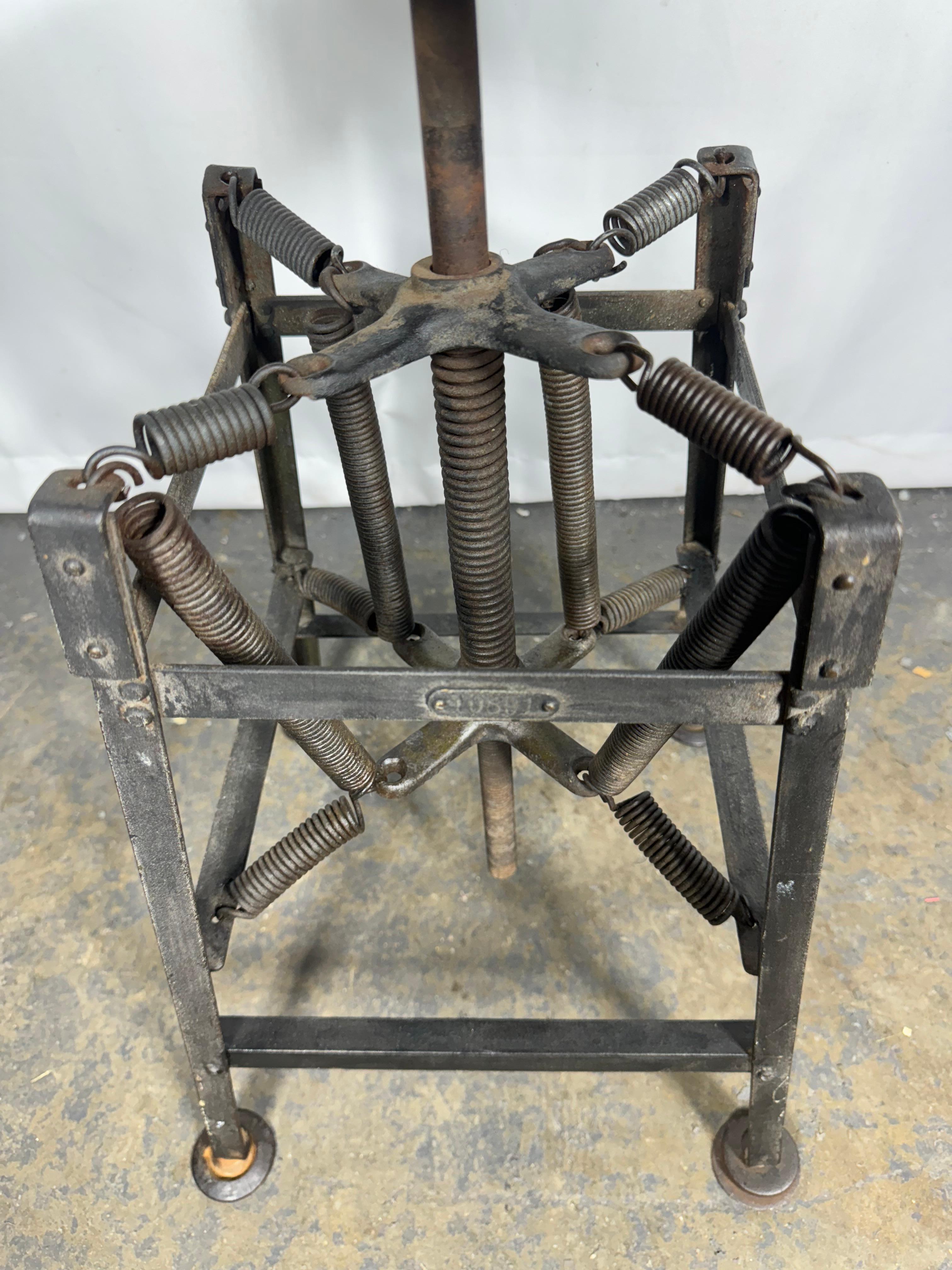 Etat d'origine pur / intact, peinture, patine, conserve les patins (jamais vus) Charles E. Miller pour American Cabinet Co. conçu dans les années 1920. Cette suspension à ressort a eu de nombreuses utilisations pour les médecins, les dentistes, les