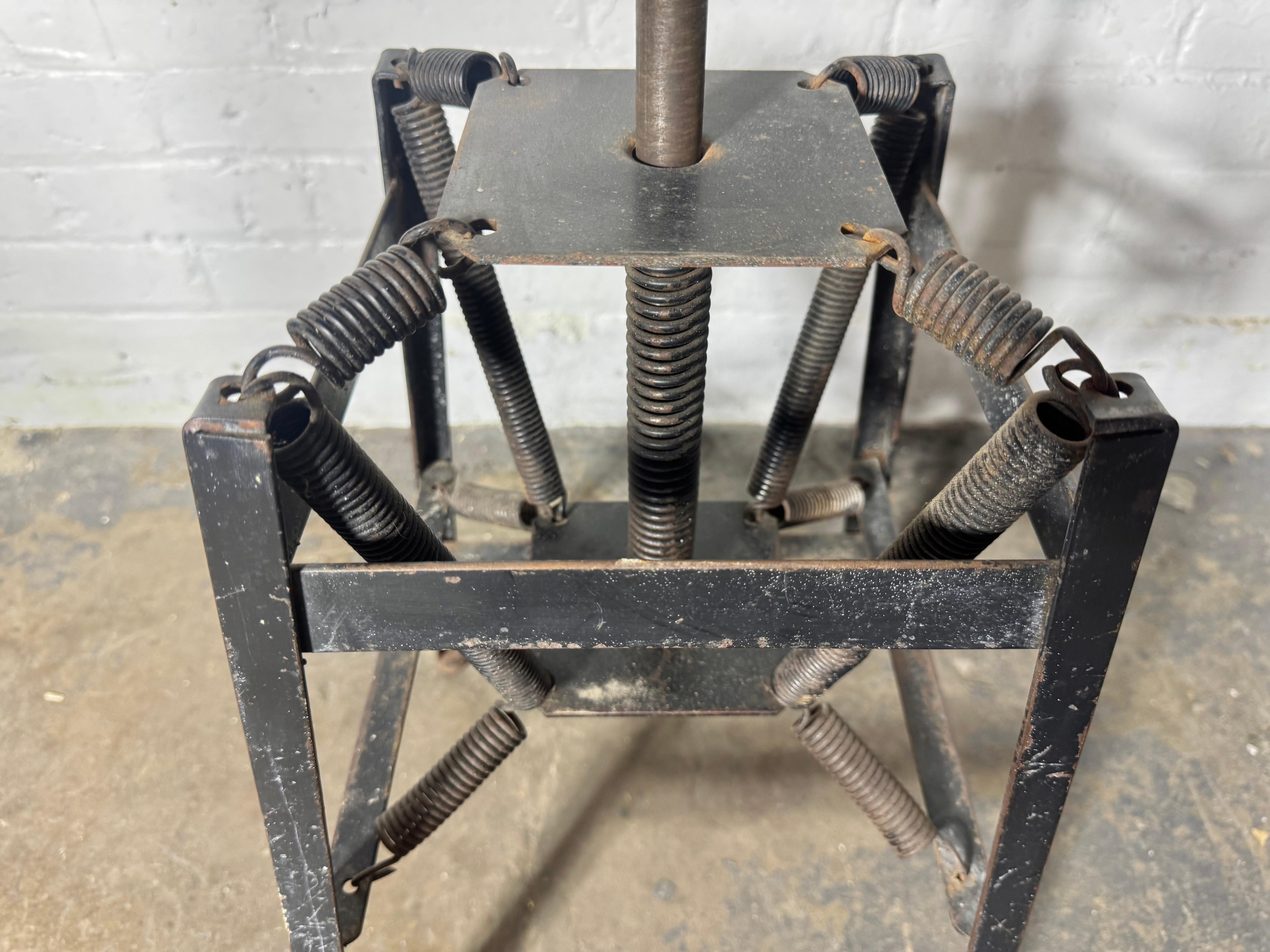 Pur / intact .état d'origine,, peinture, patine,Charles E. Miller pour American Cabinet Co. conçu dans les années 1920. Cette suspension à ressort a eu de nombreuses utilisations pour les médecins, les dentistes, les architectes ou les artistes.