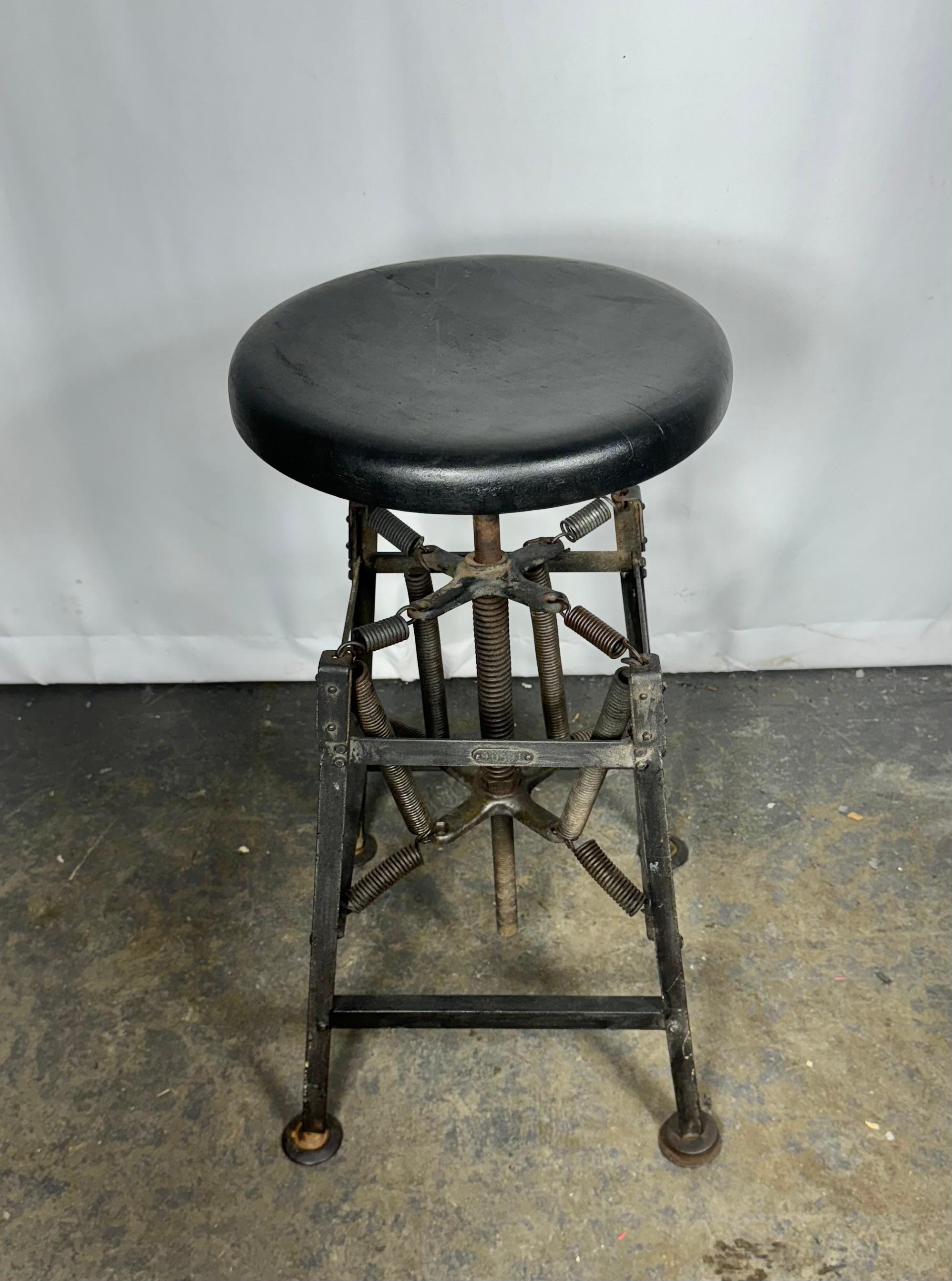 Industriel American Cabinet Co. Tabouret à ressort pour architecte industriel en vente