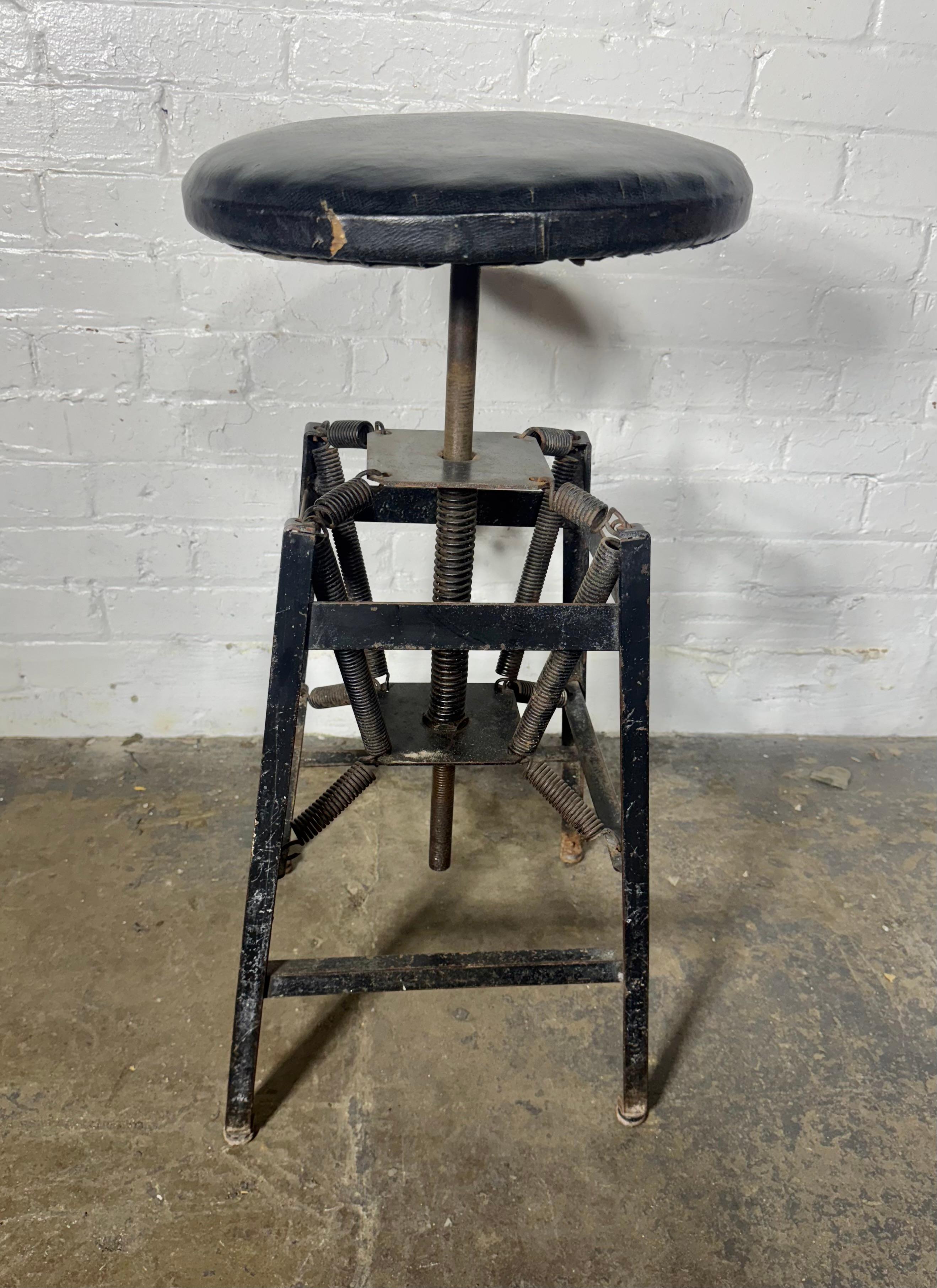 Industriel American Cabinet Co. Tabouret à ressort pour architecte industriel en vente