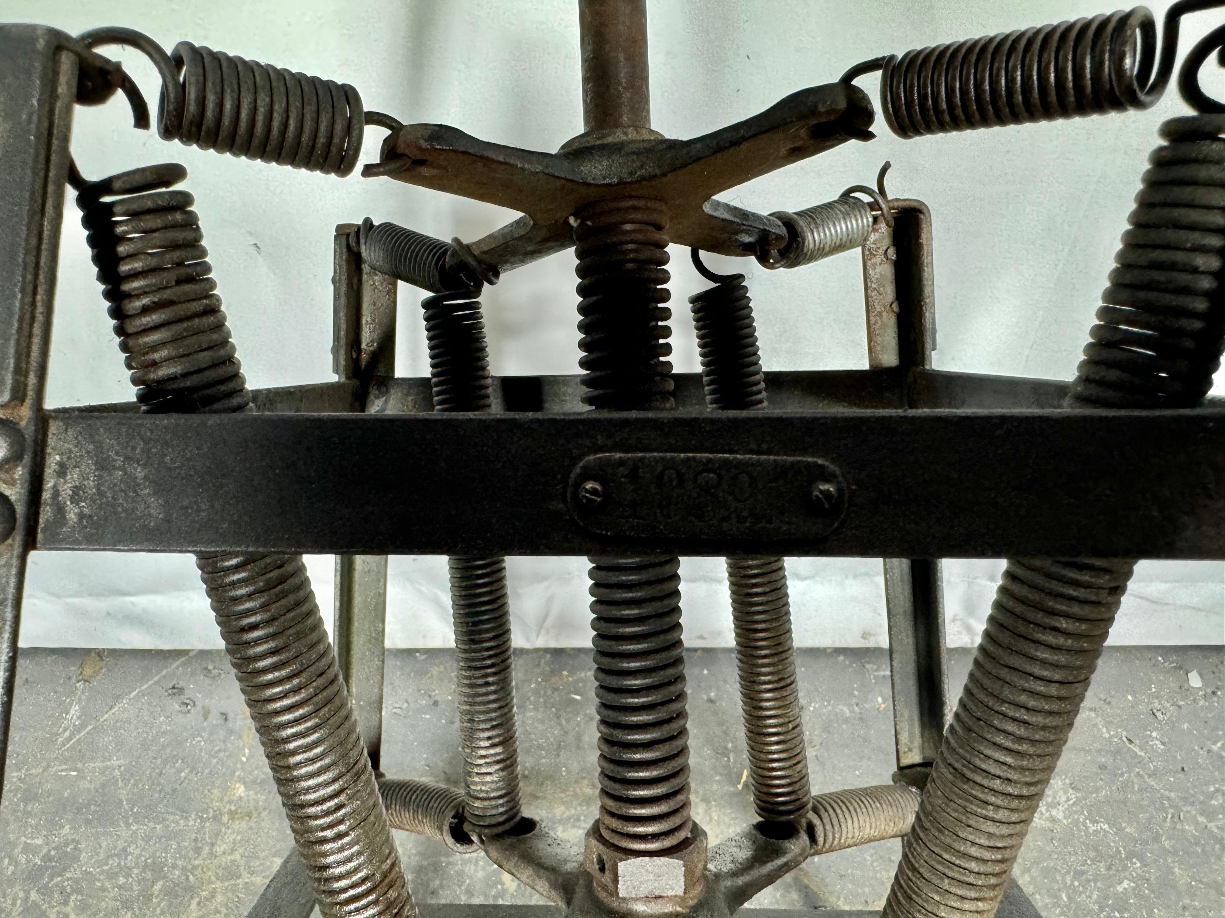 Américain American Cabinet Co. Tabouret à ressort pour architecte industriel en vente