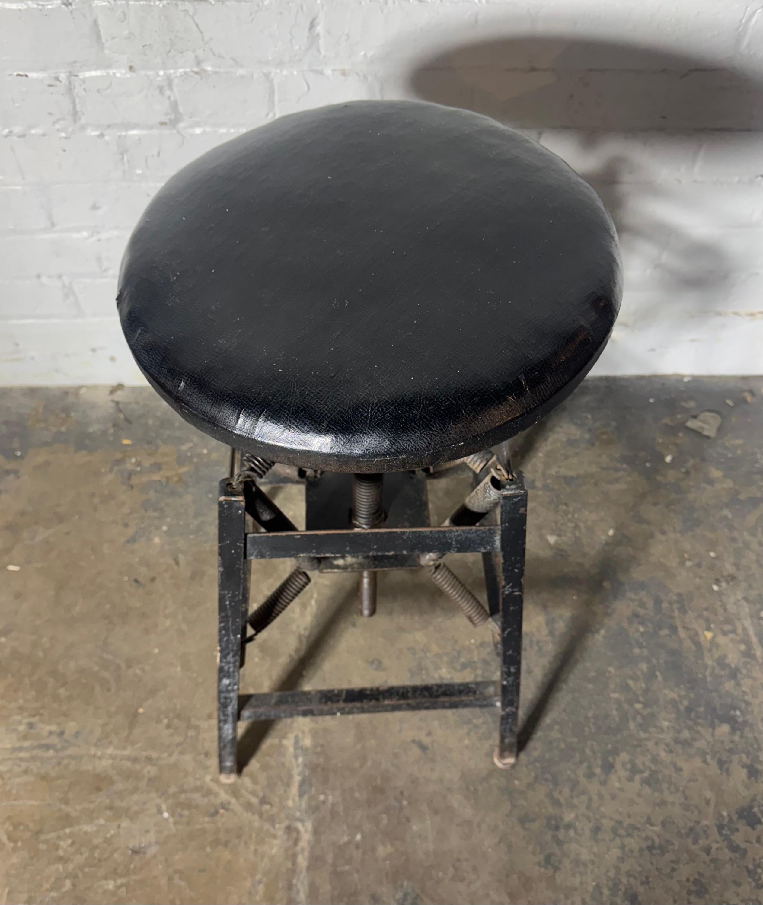 Peint American Cabinet Co. Tabouret à ressort pour architecte industriel en vente