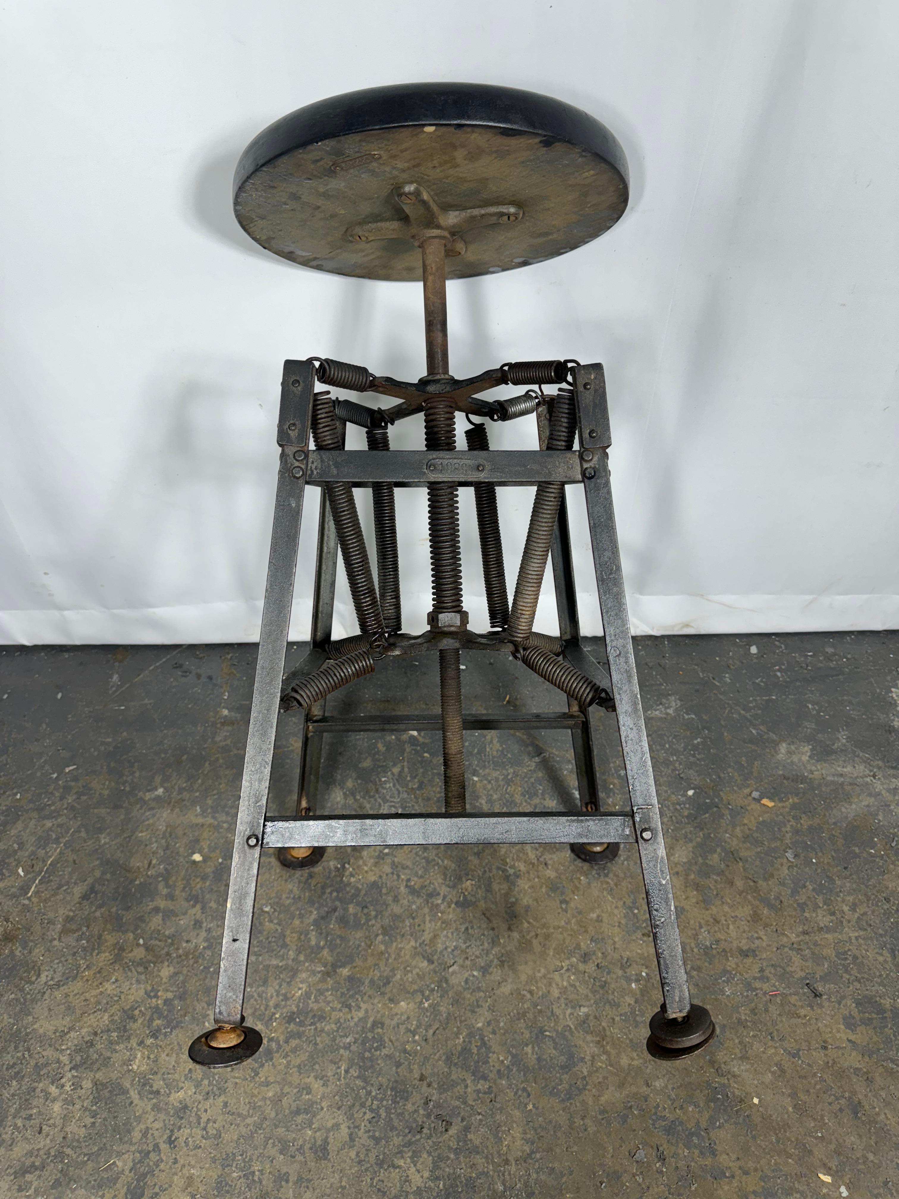 American Cabinet Co. Tabouret à ressort pour architecte industriel Bon état - En vente à Buffalo, NY